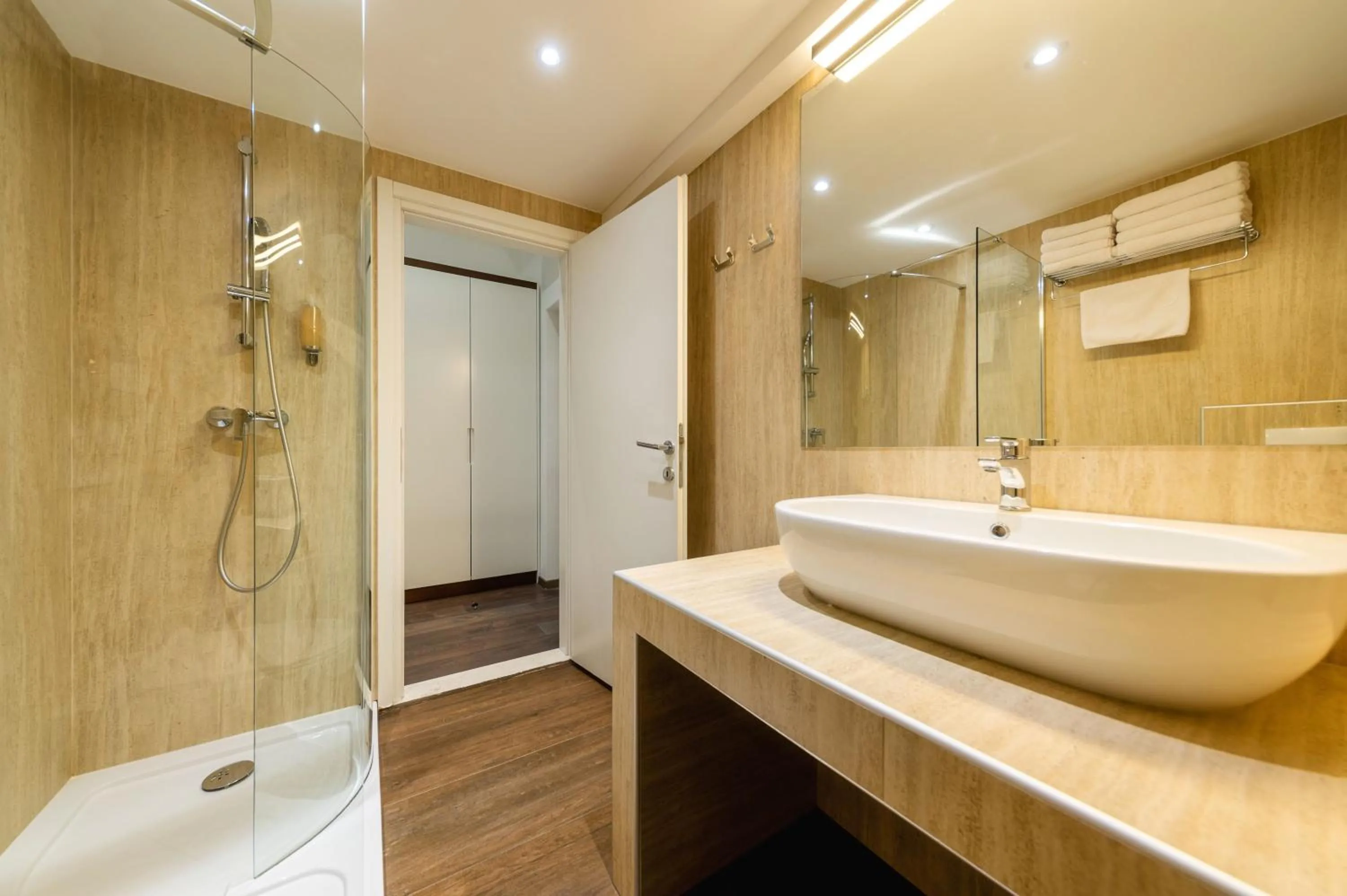 Shower in Azur Palace Luxury Rooms