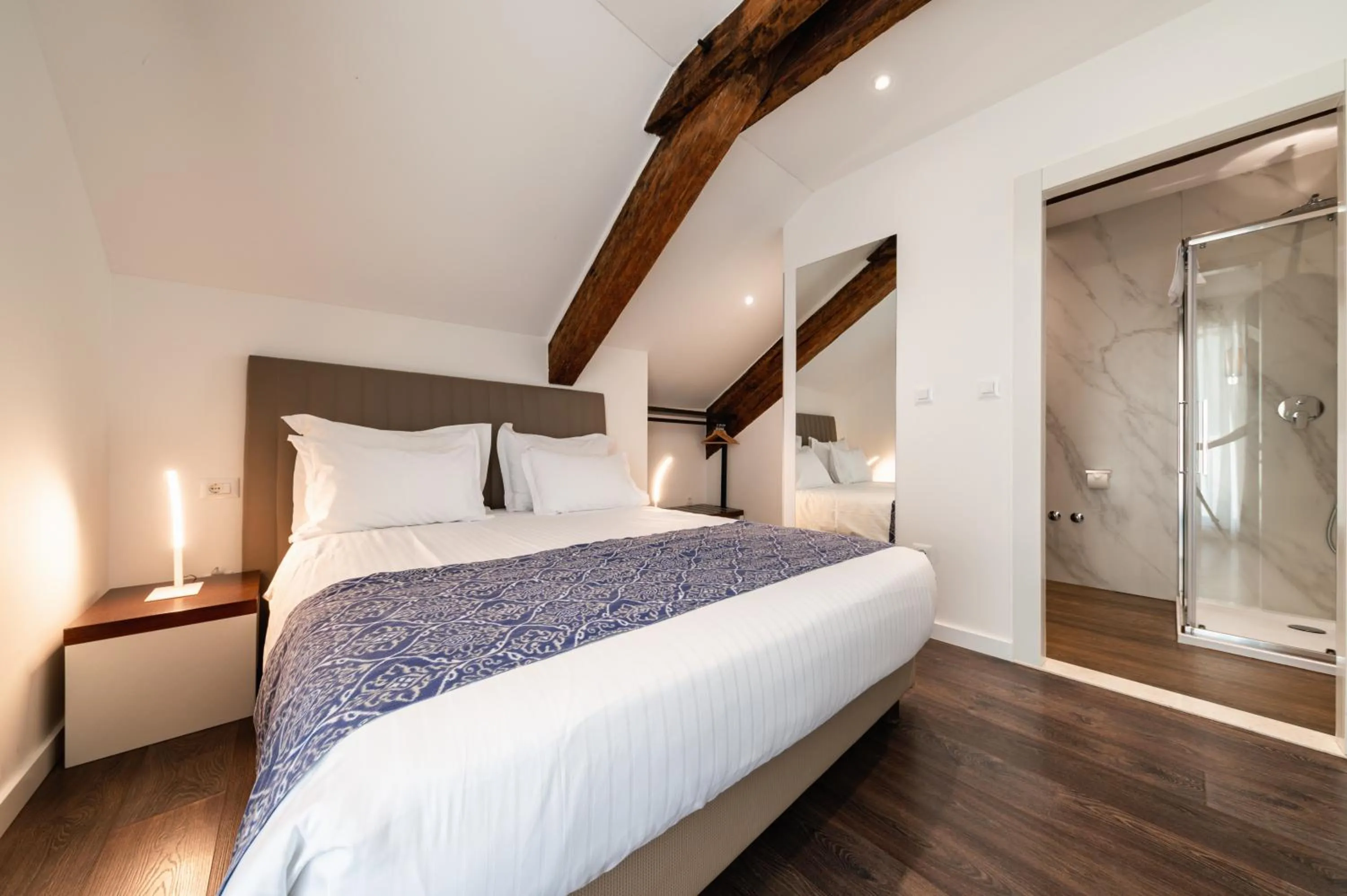 Shower, Bed in Azur Palace Luxury Rooms