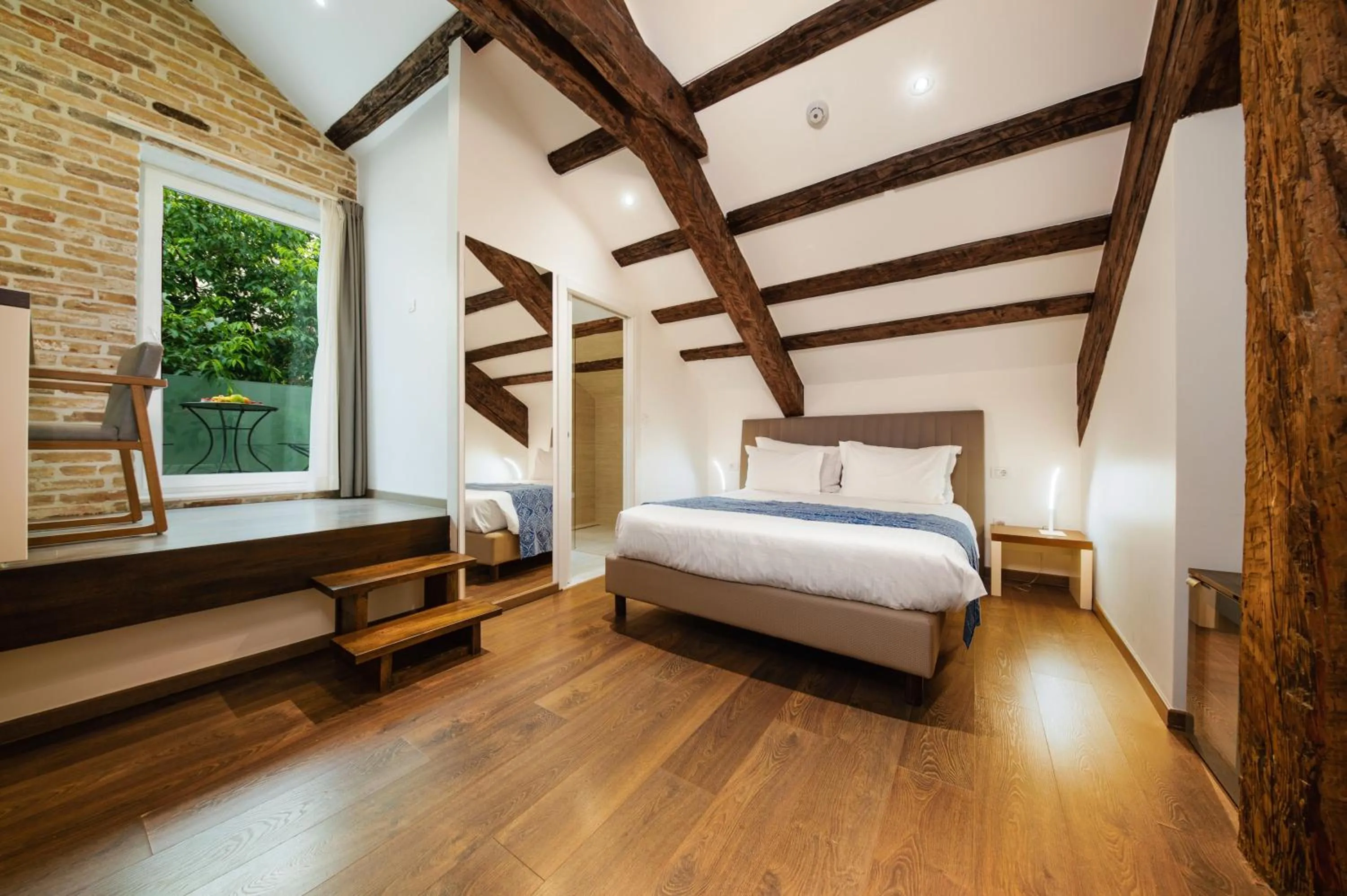 Bed in Azur Palace Luxury Rooms