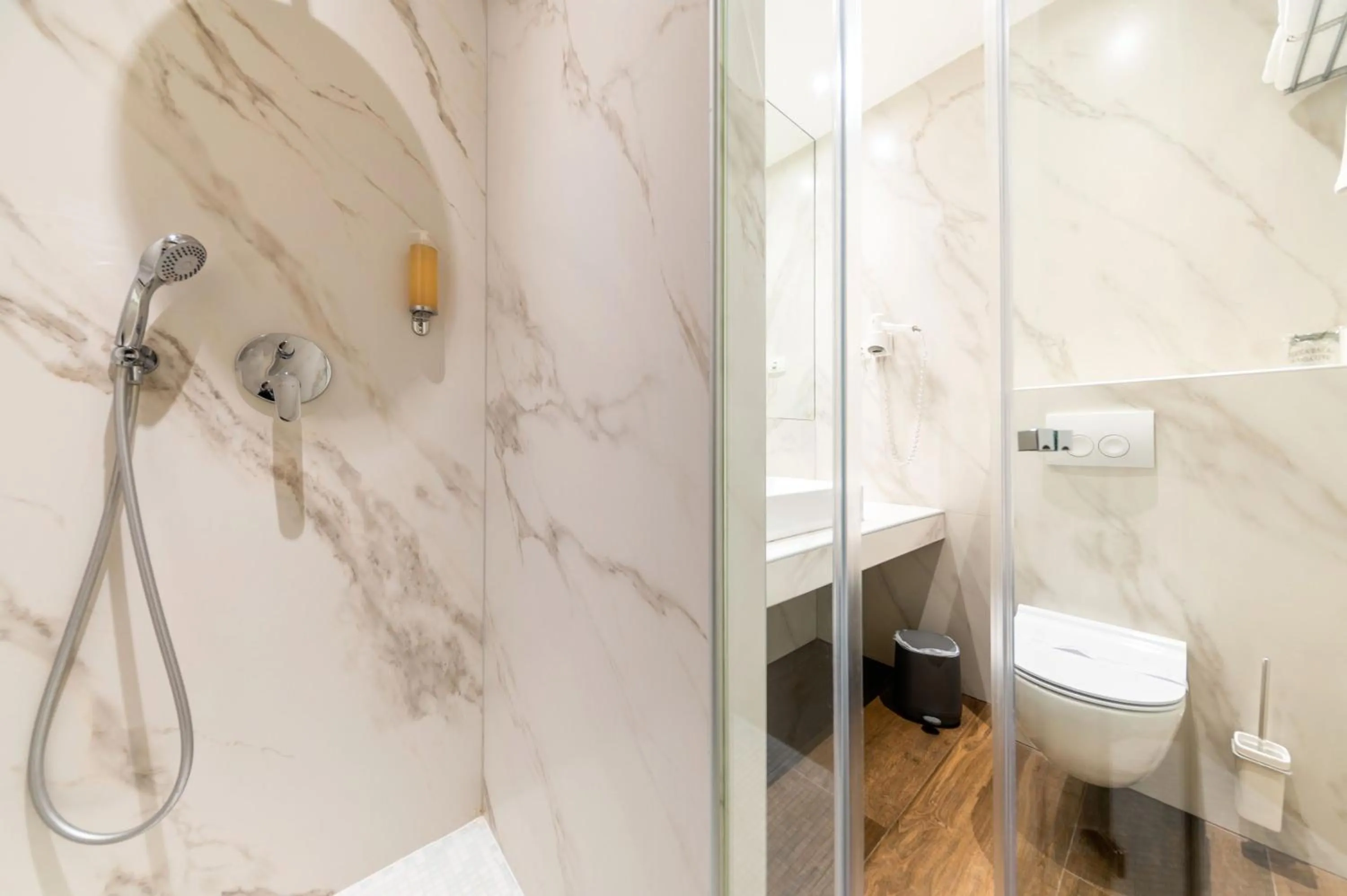 Shower in Azur Palace Luxury Rooms