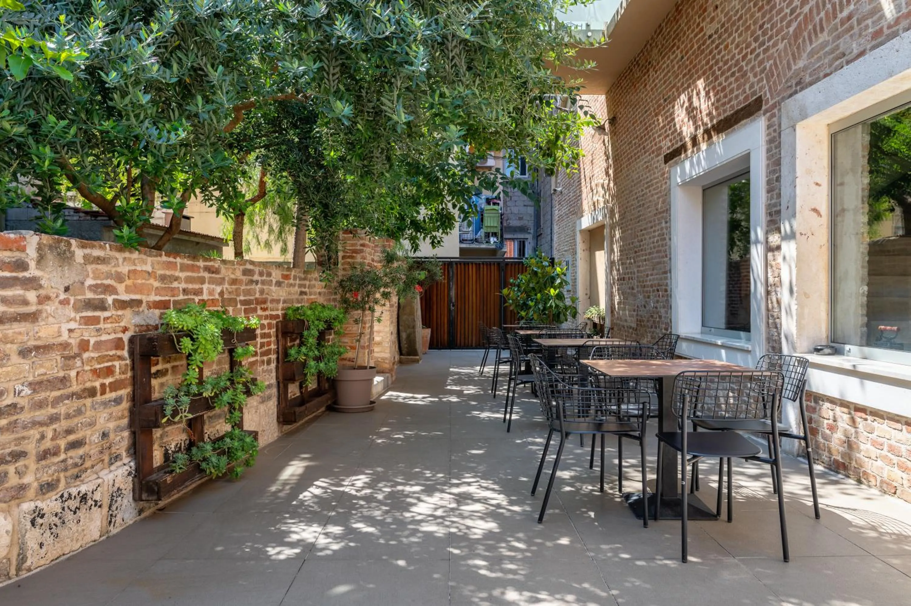 Property building in Azur Palace Luxury Rooms