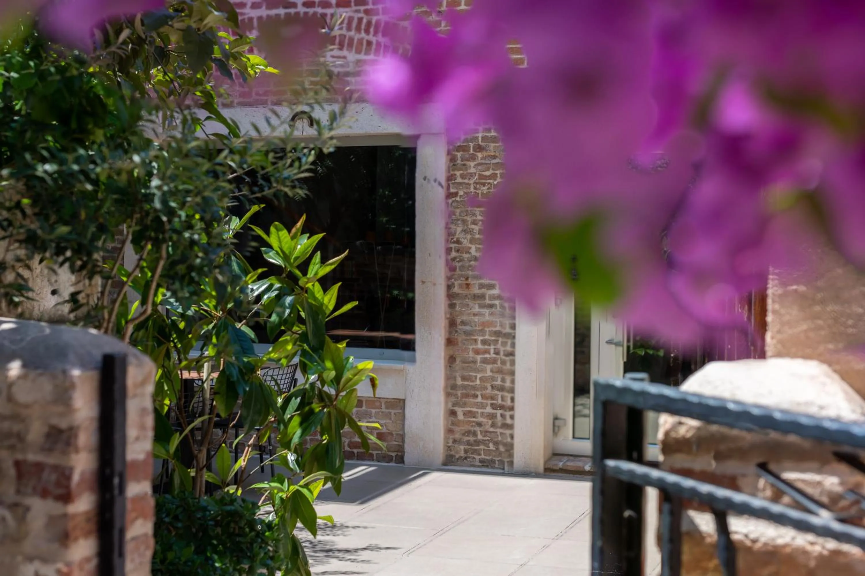 Day in Azur Palace Luxury Rooms