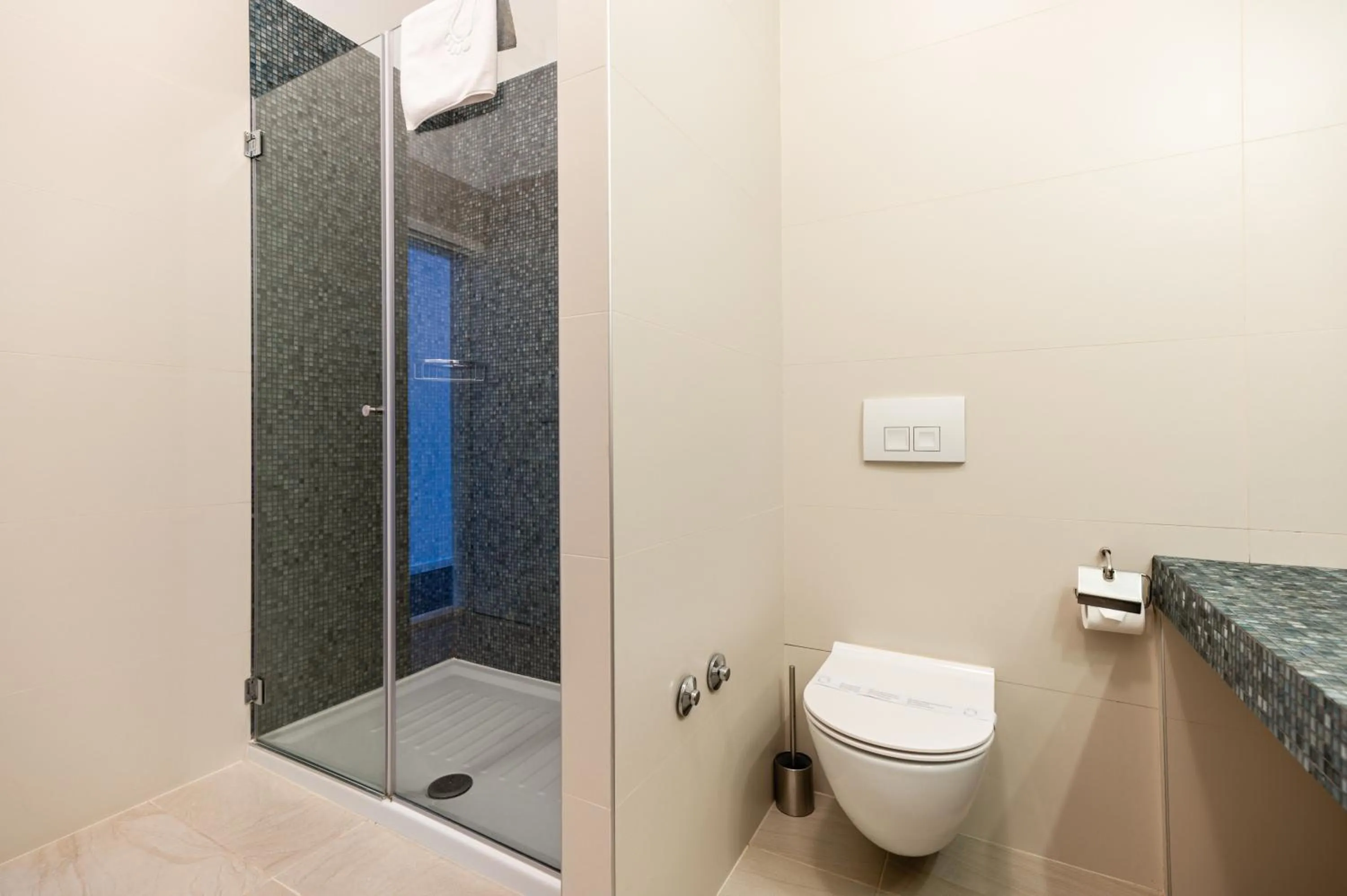 Shower in Azur Palace Luxury Rooms