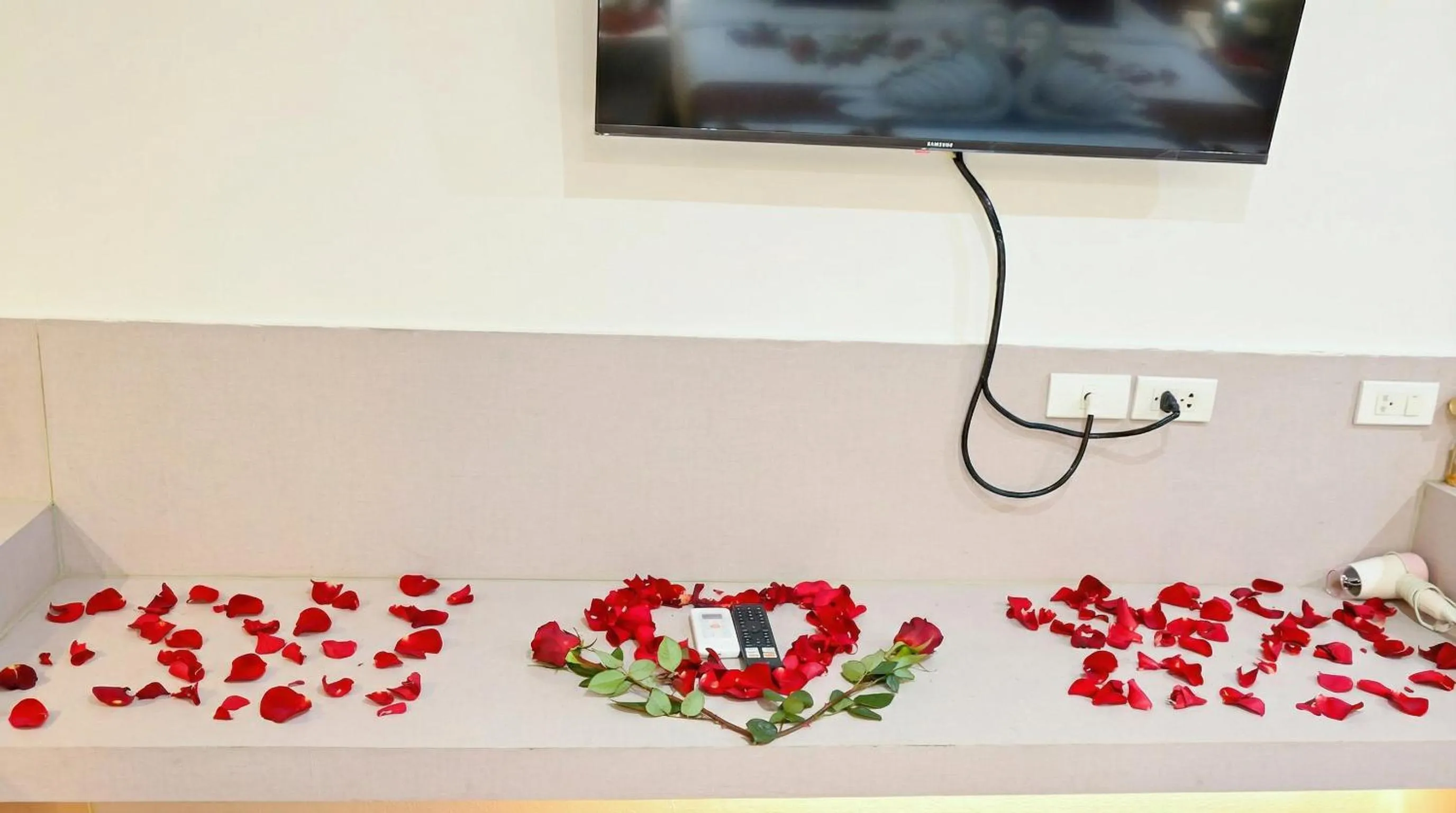 TV and multimedia in Pooh Beach Resort & Spa