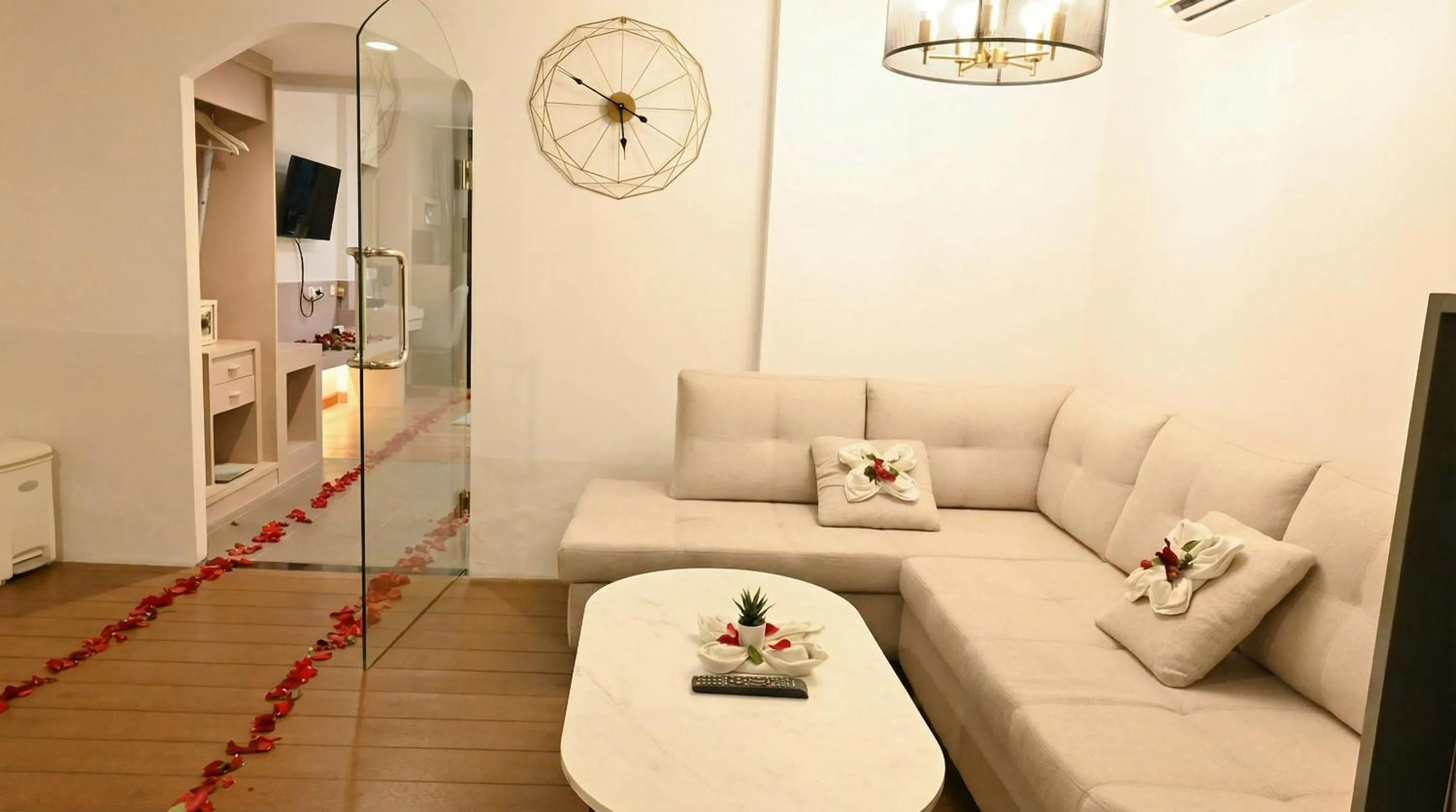 TV and multimedia in Pooh Beach Resort & Spa