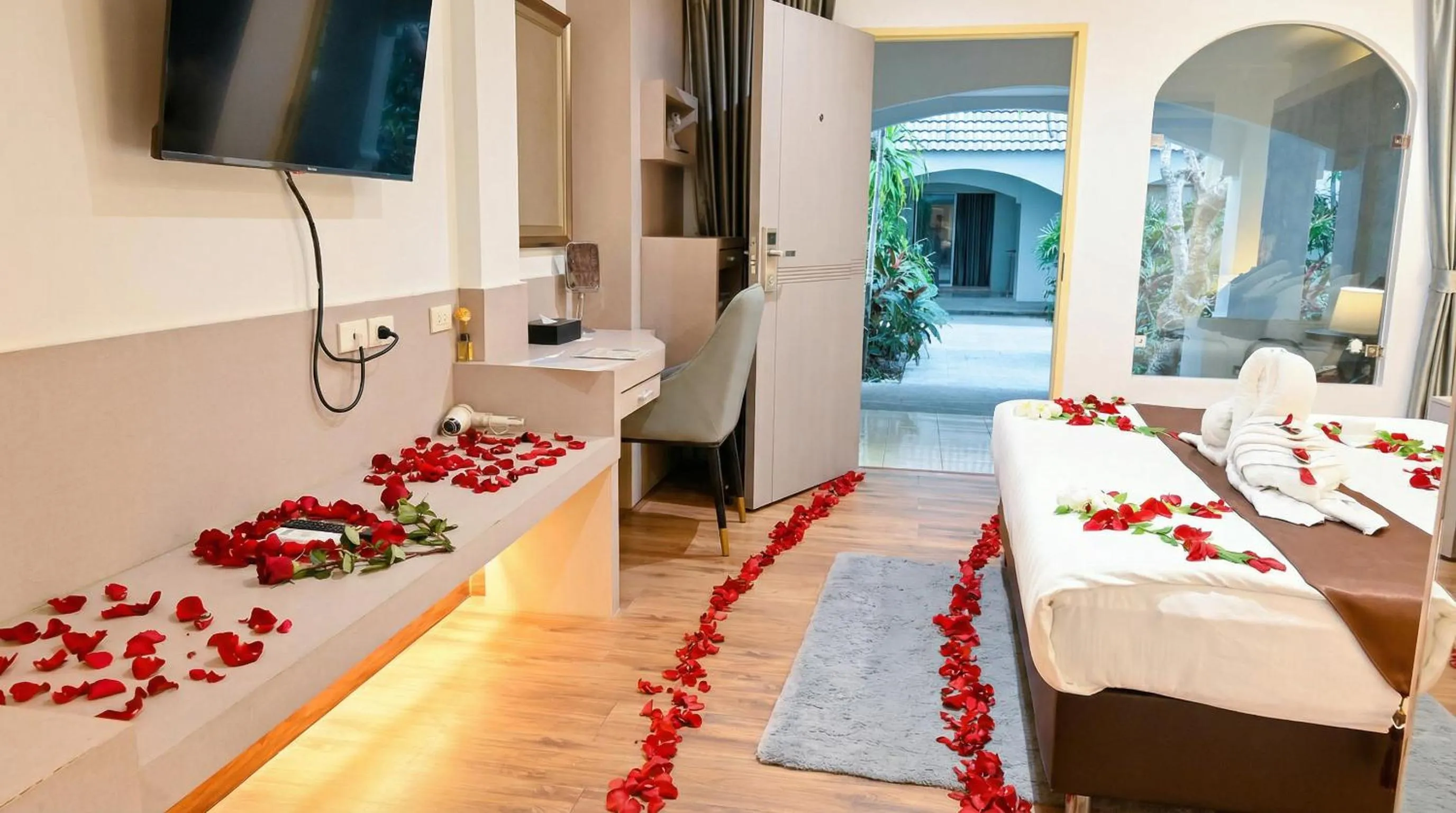 TV and multimedia in Pooh Beach Resort & Spa