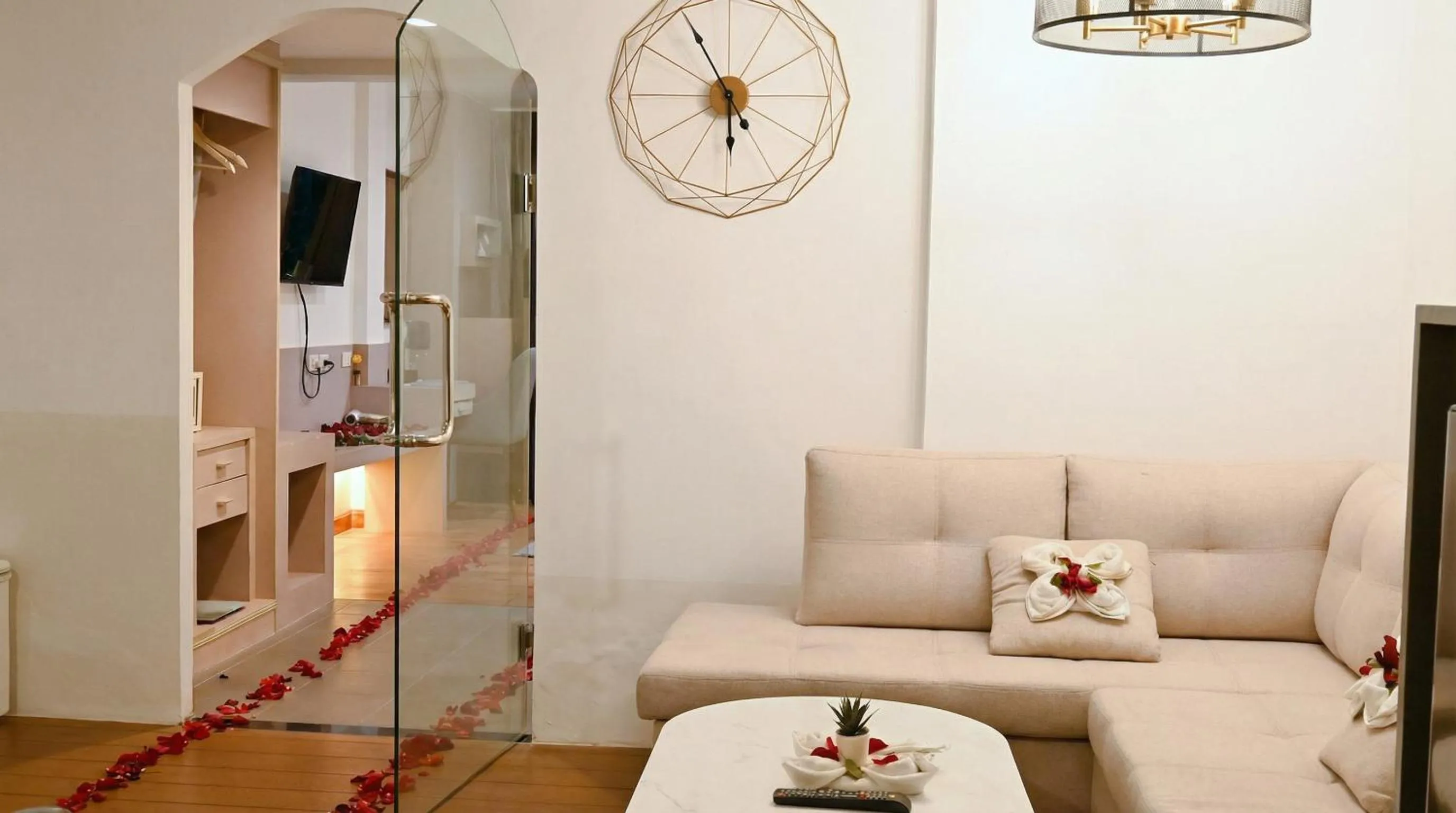 TV and multimedia in Pooh Beach Resort & Spa