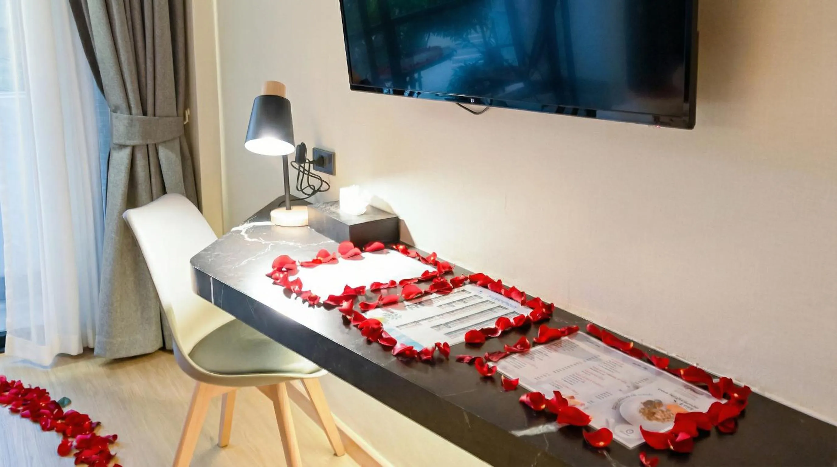 TV and multimedia in Pooh Beach Resort & Spa