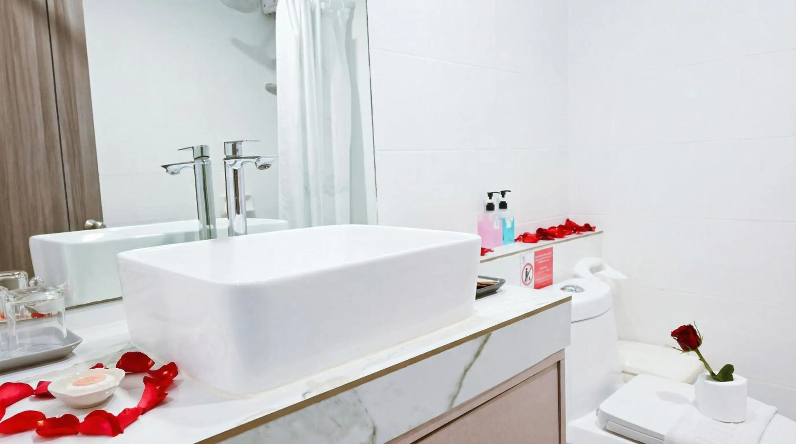 Shower in Pooh Beach Resort & Spa