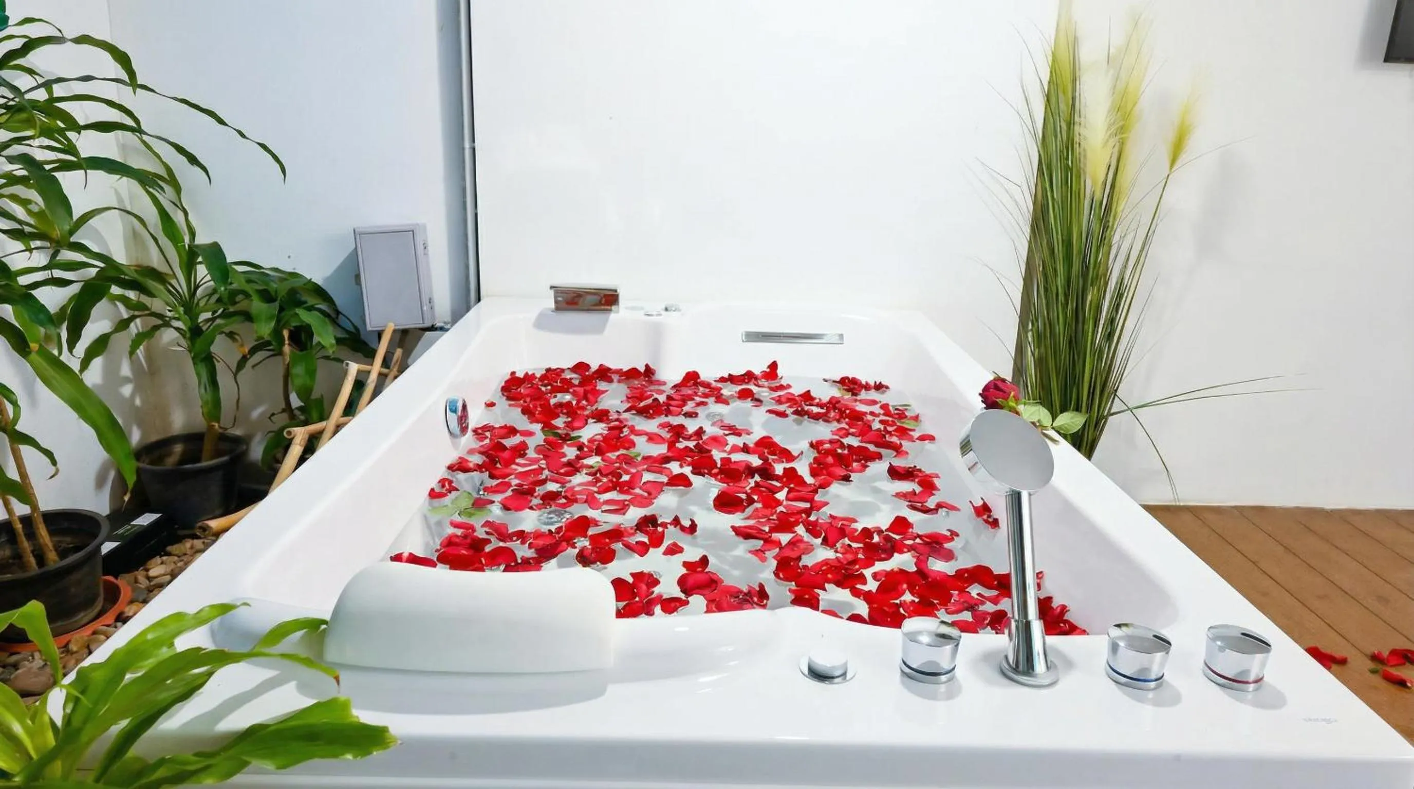 Hot Tub in Pooh Beach Resort & Spa