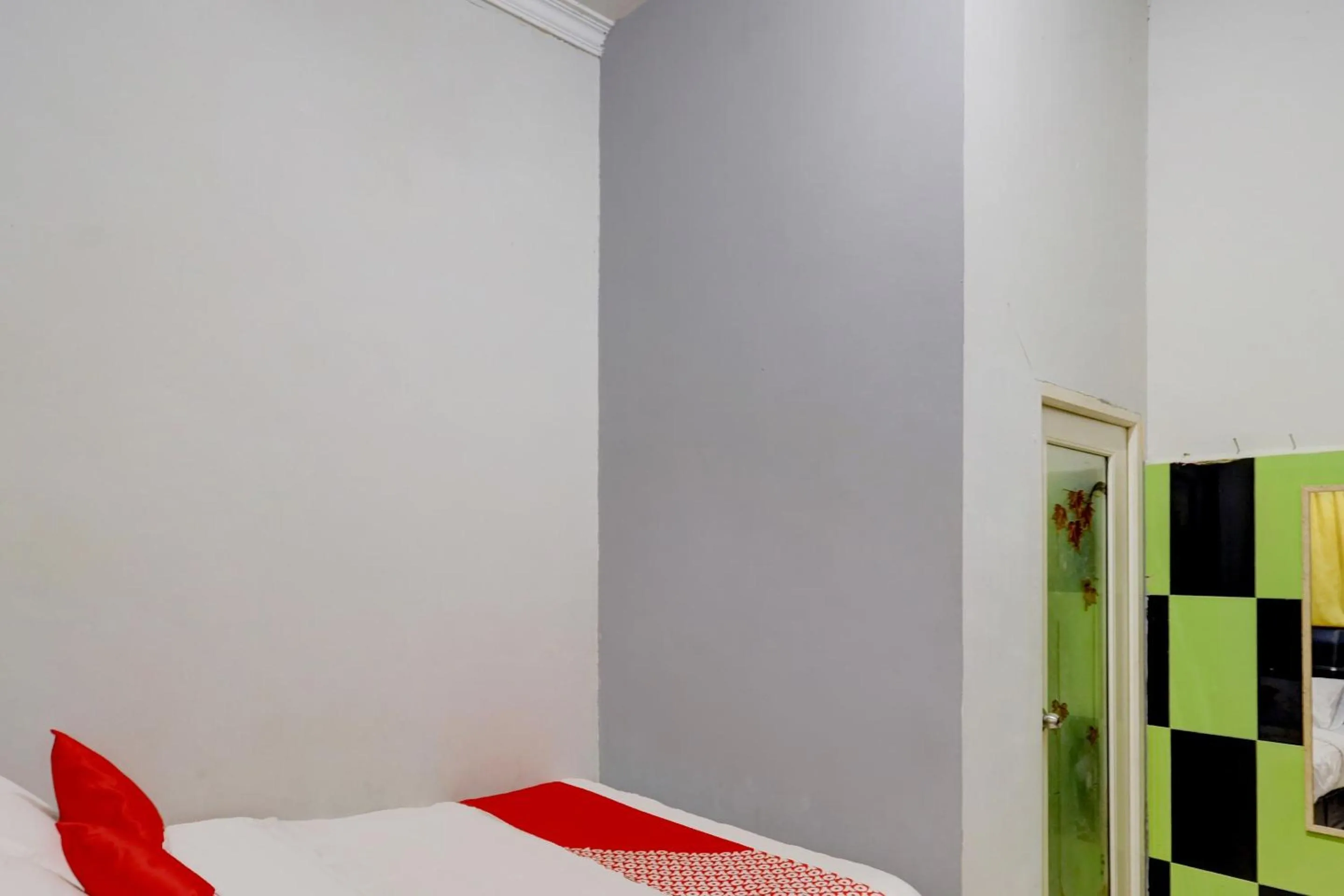 Bedroom, Bed in Hotel O Backpaker Seraya