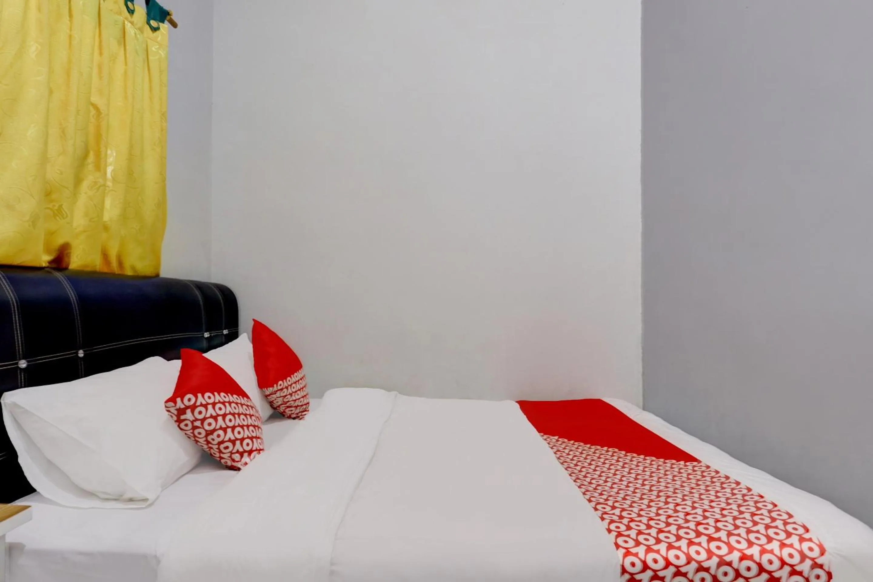 Bedroom, Bed in Hotel O Backpaker Seraya