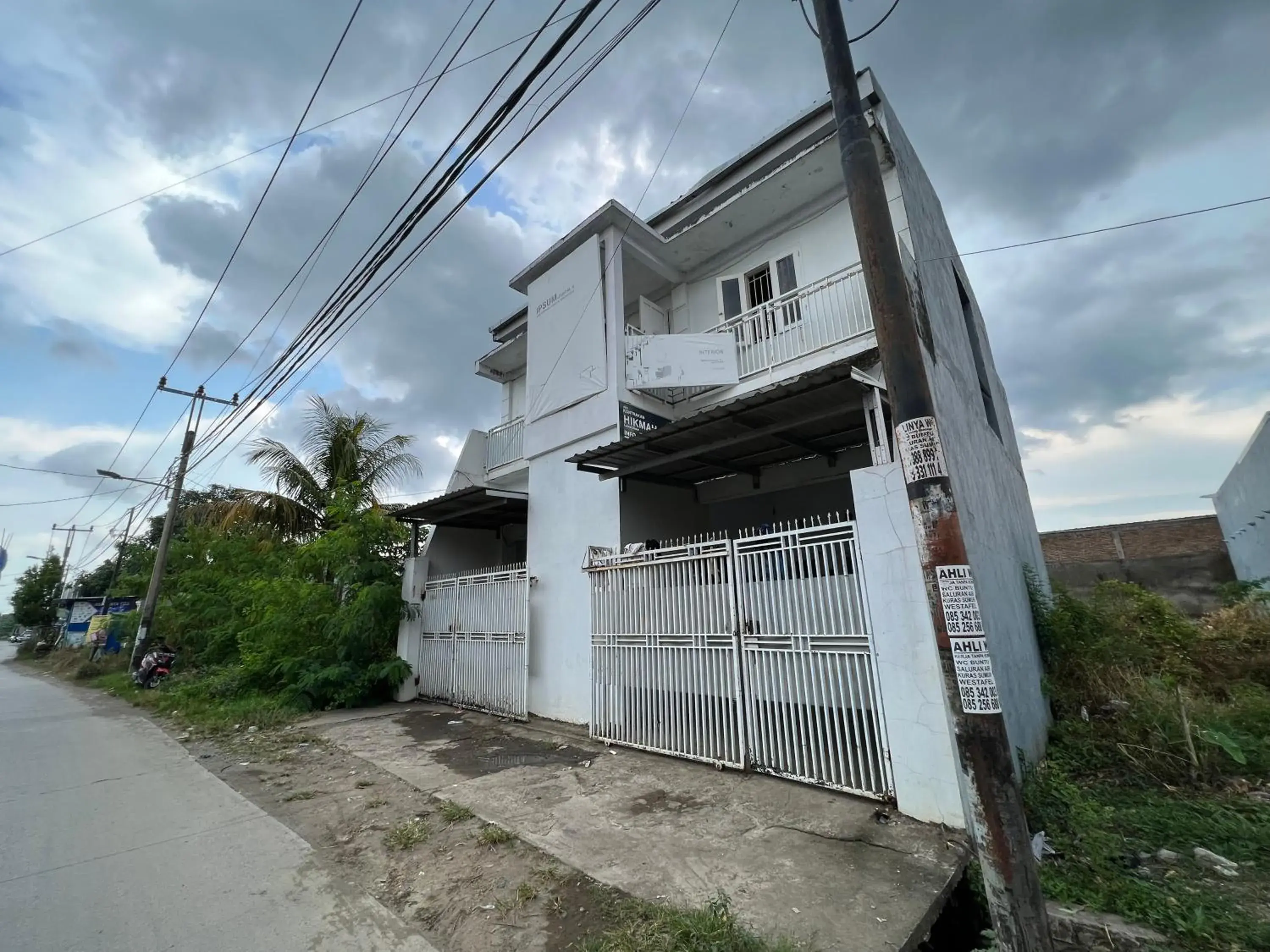 Facade/entrance in Hotel O Ziza Kost82 Syariah Facade/entrance in Hotel O Ziza Kost82 Syariah