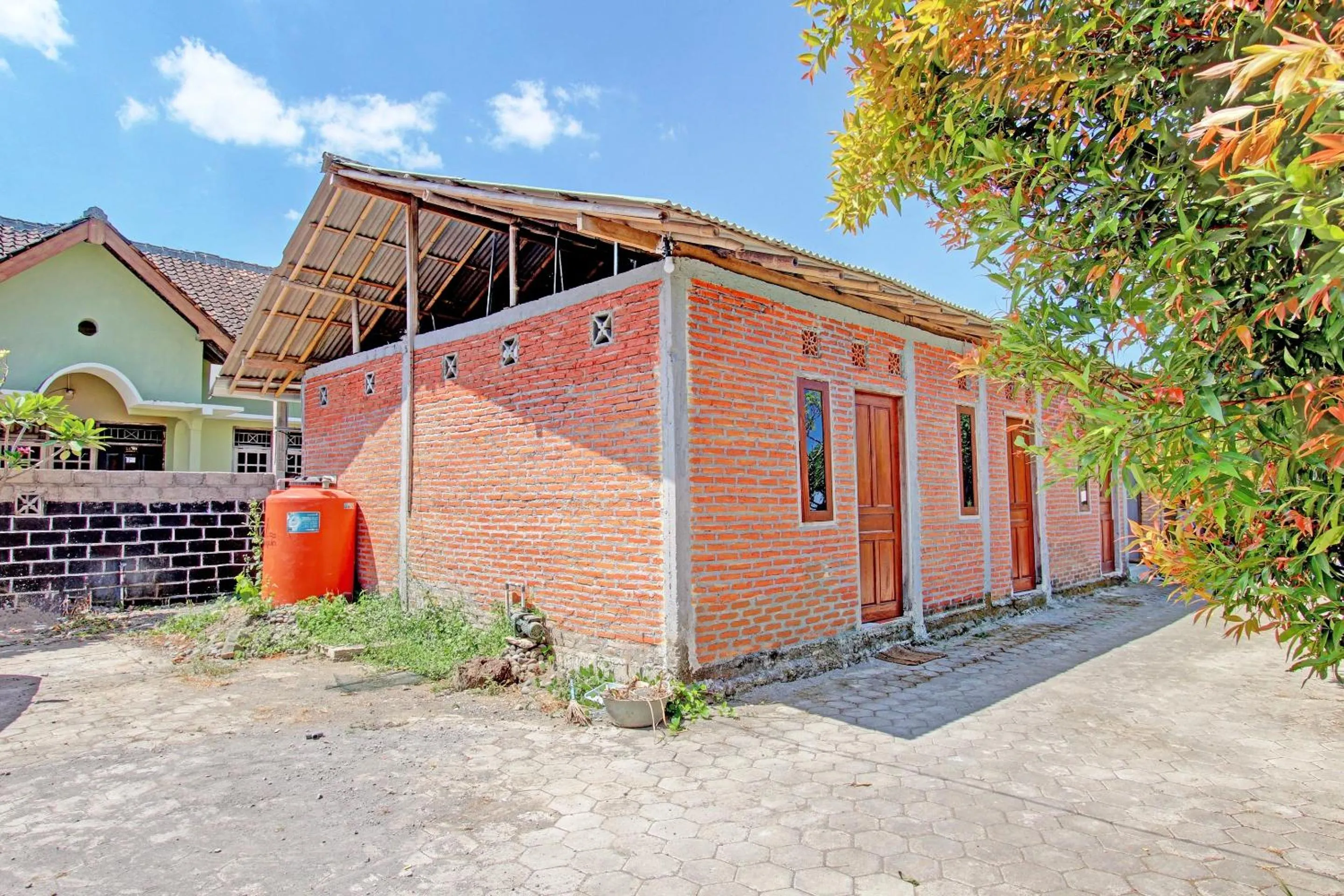 Facade/entrance in OYO Life 93010 Omah Bareng Syariah Sambisari