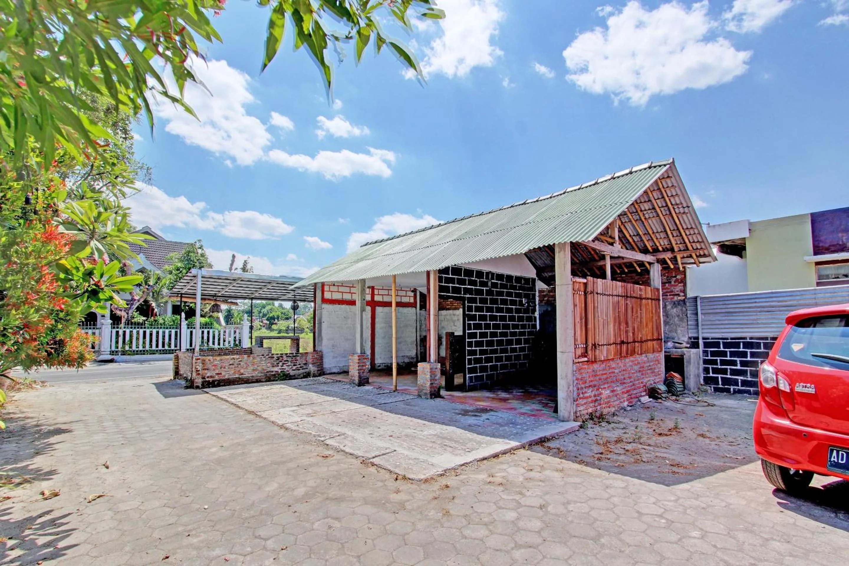 Facade/entrance in OYO Life 93010 Omah Bareng Syariah Sambisari