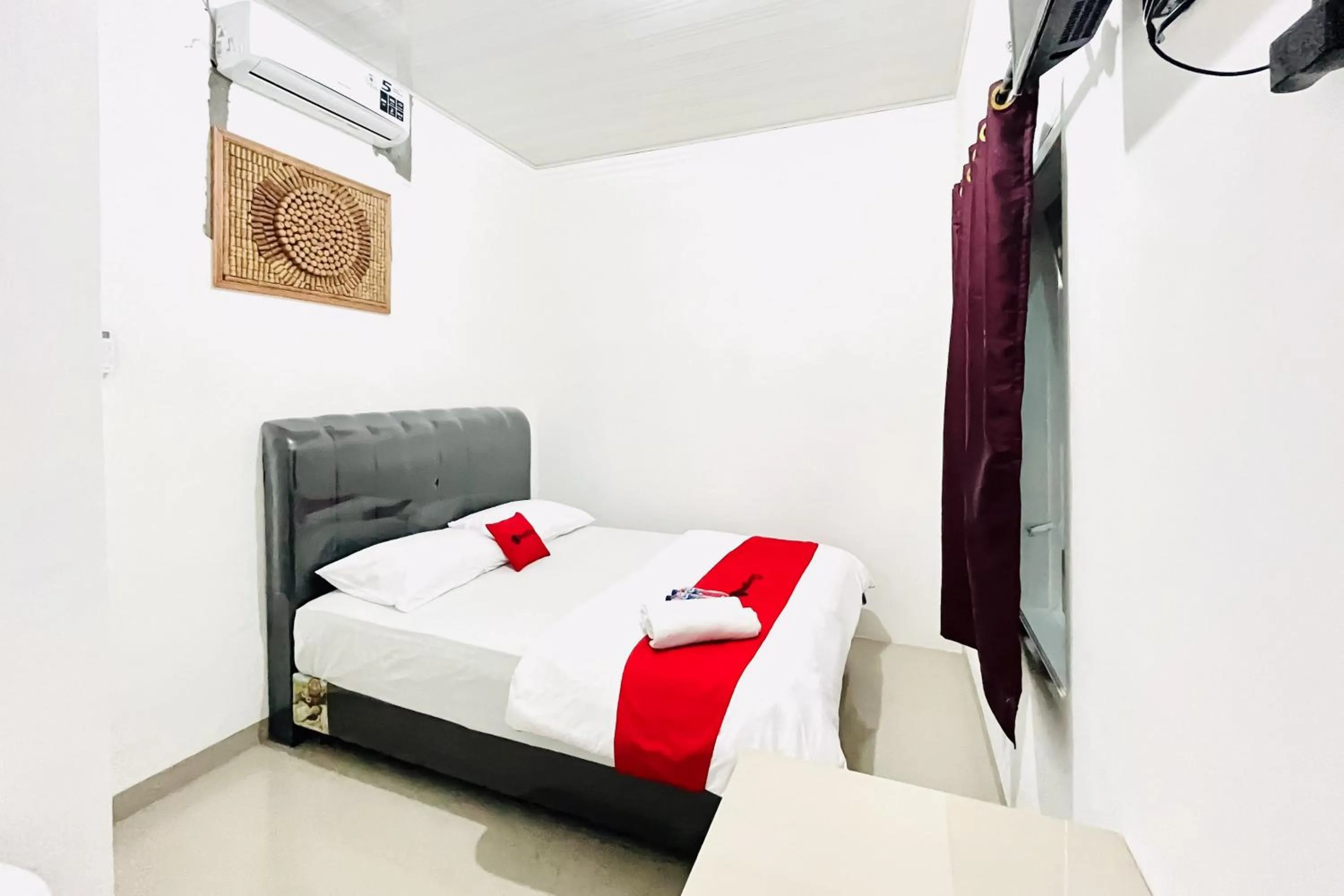 Bedroom, Bed in RedDoorz at Orien Guesthouse Pematang Siantar