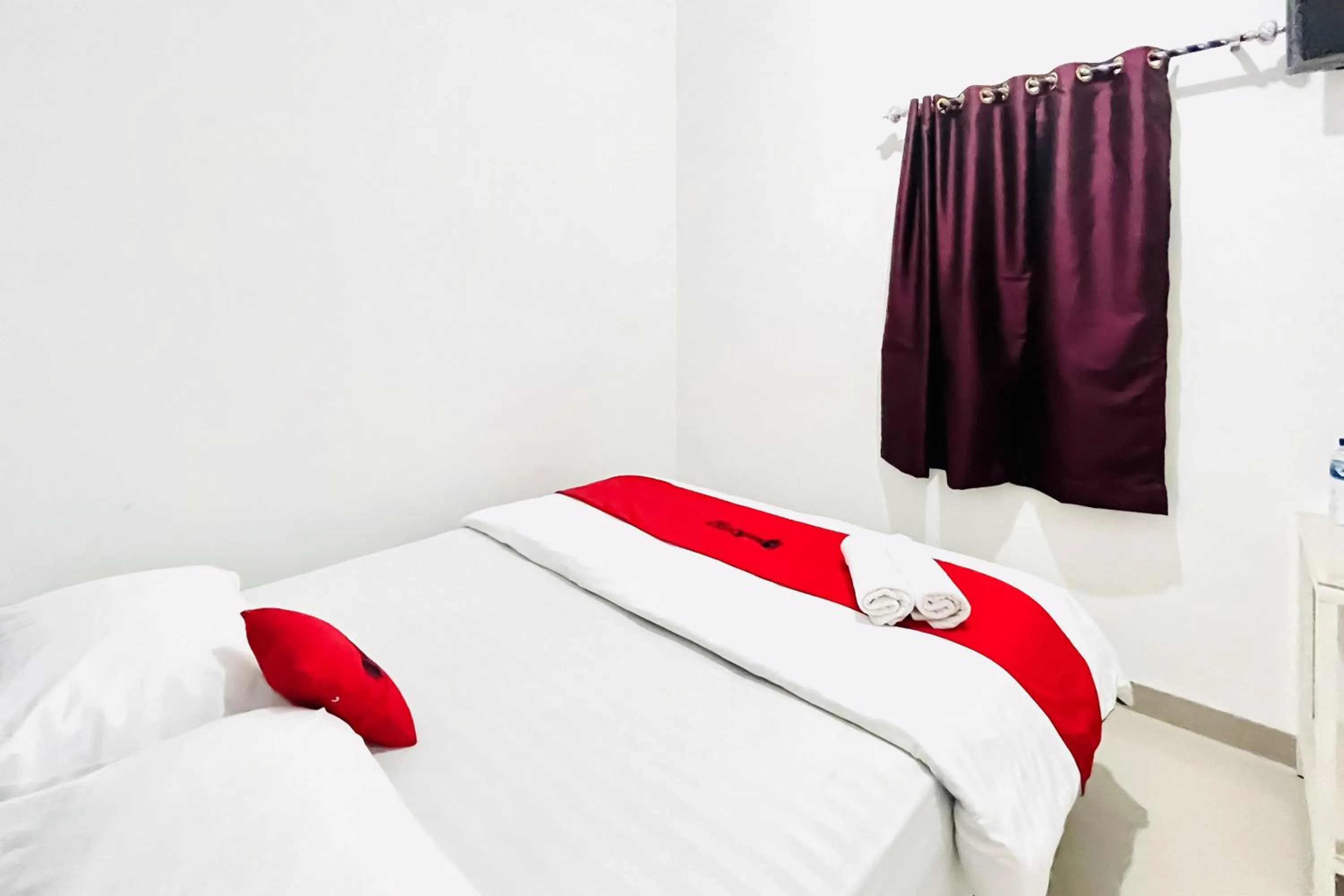 Bedroom, Bed in RedDoorz at Orien Guesthouse Pematang Siantar