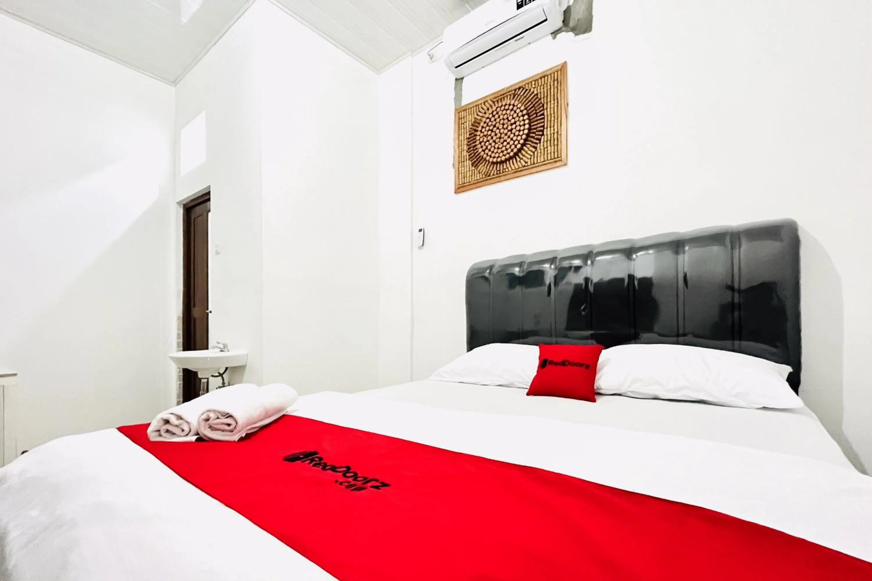Bedroom, Bed in RedDoorz at Orien Guesthouse Pematang Siantar