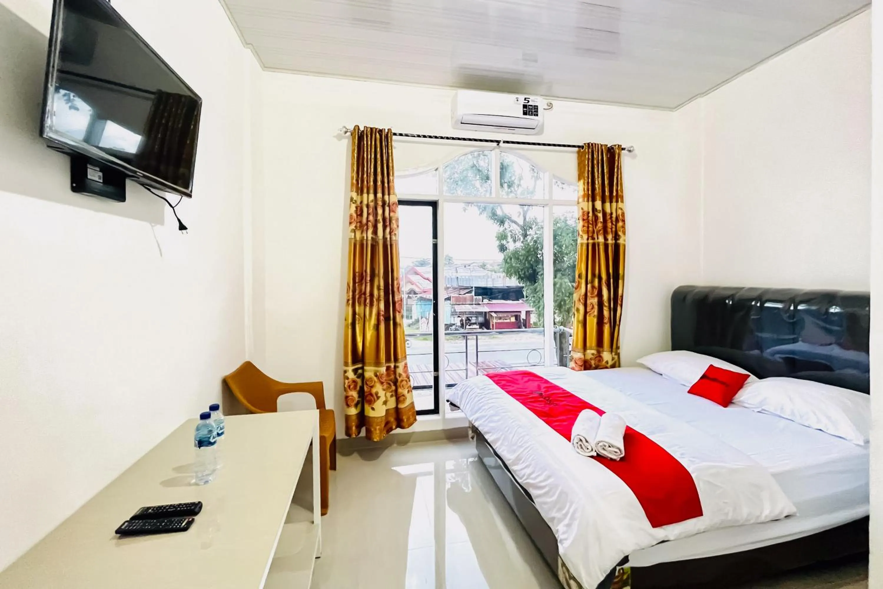 Bedroom, Bed in RedDoorz at Orien Guesthouse Pematang Siantar