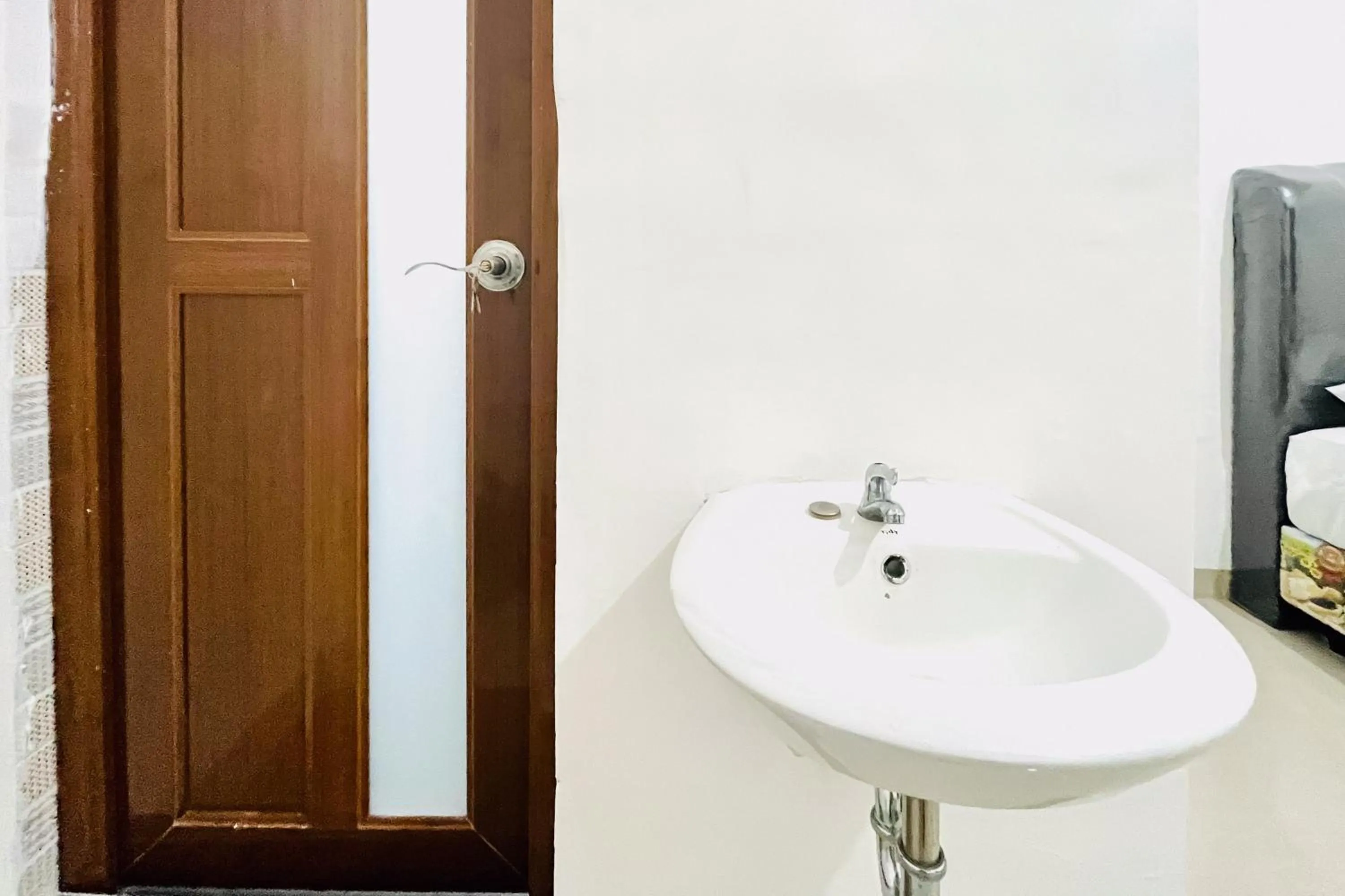 Bathroom in RedDoorz at Orien Guesthouse Pematang Siantar