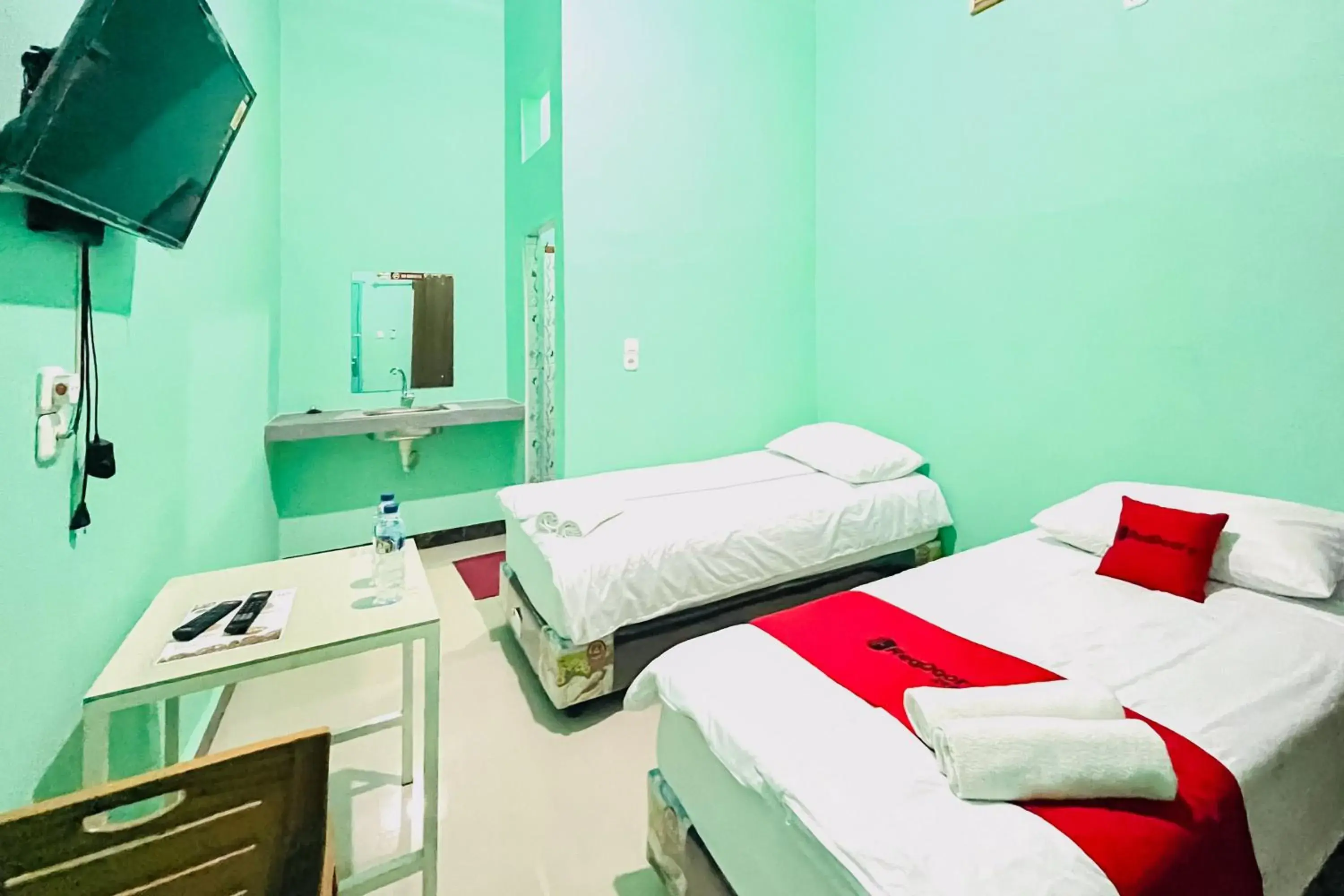 Deluxe Twin Room in RedDoorz at Orien Guesthouse Pematang Siantar Deluxe Twin Room in RedDoorz at Orien Guesthouse Pematang Siantar