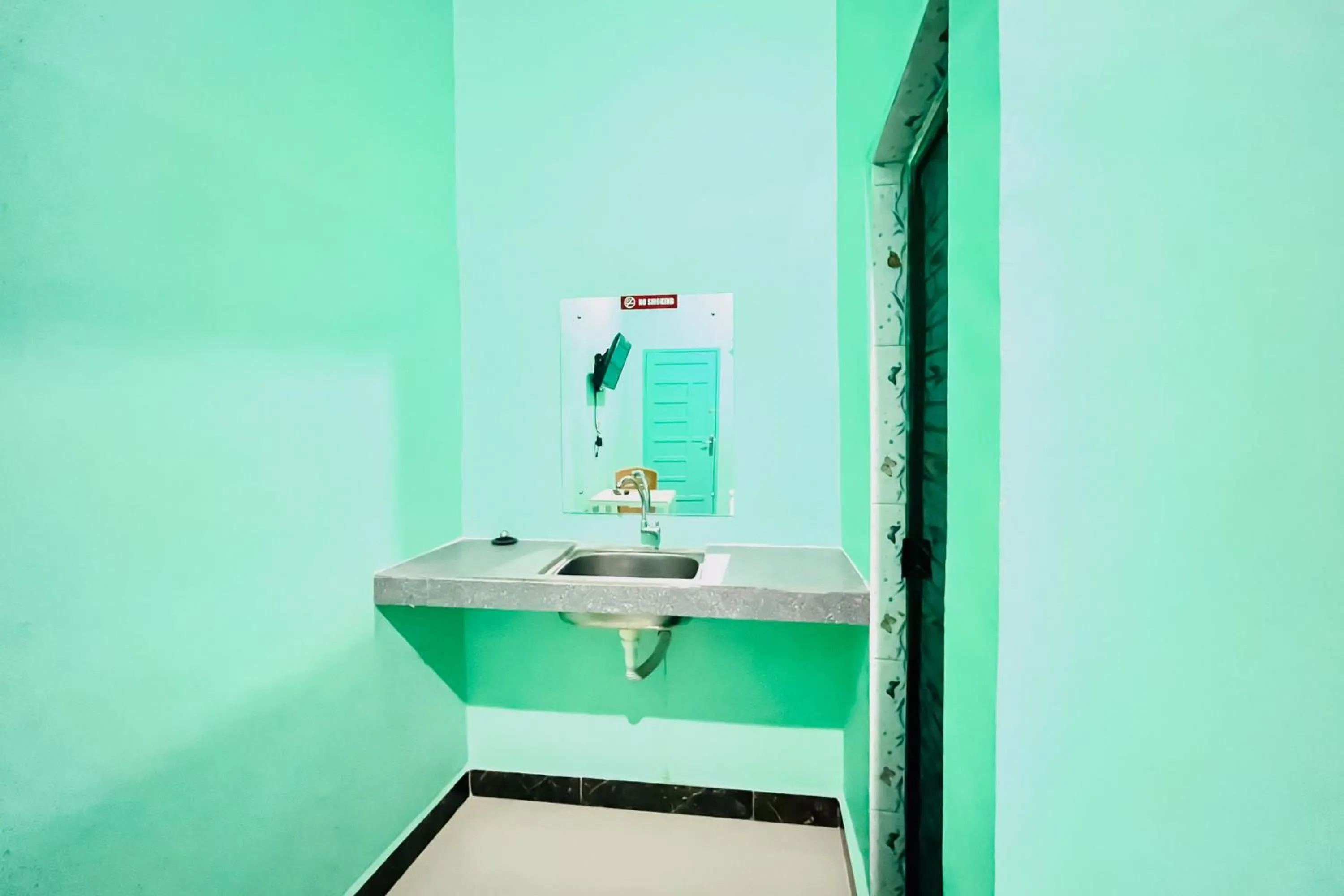 Bathroom in RedDoorz at Orien Guesthouse Pematang Siantar