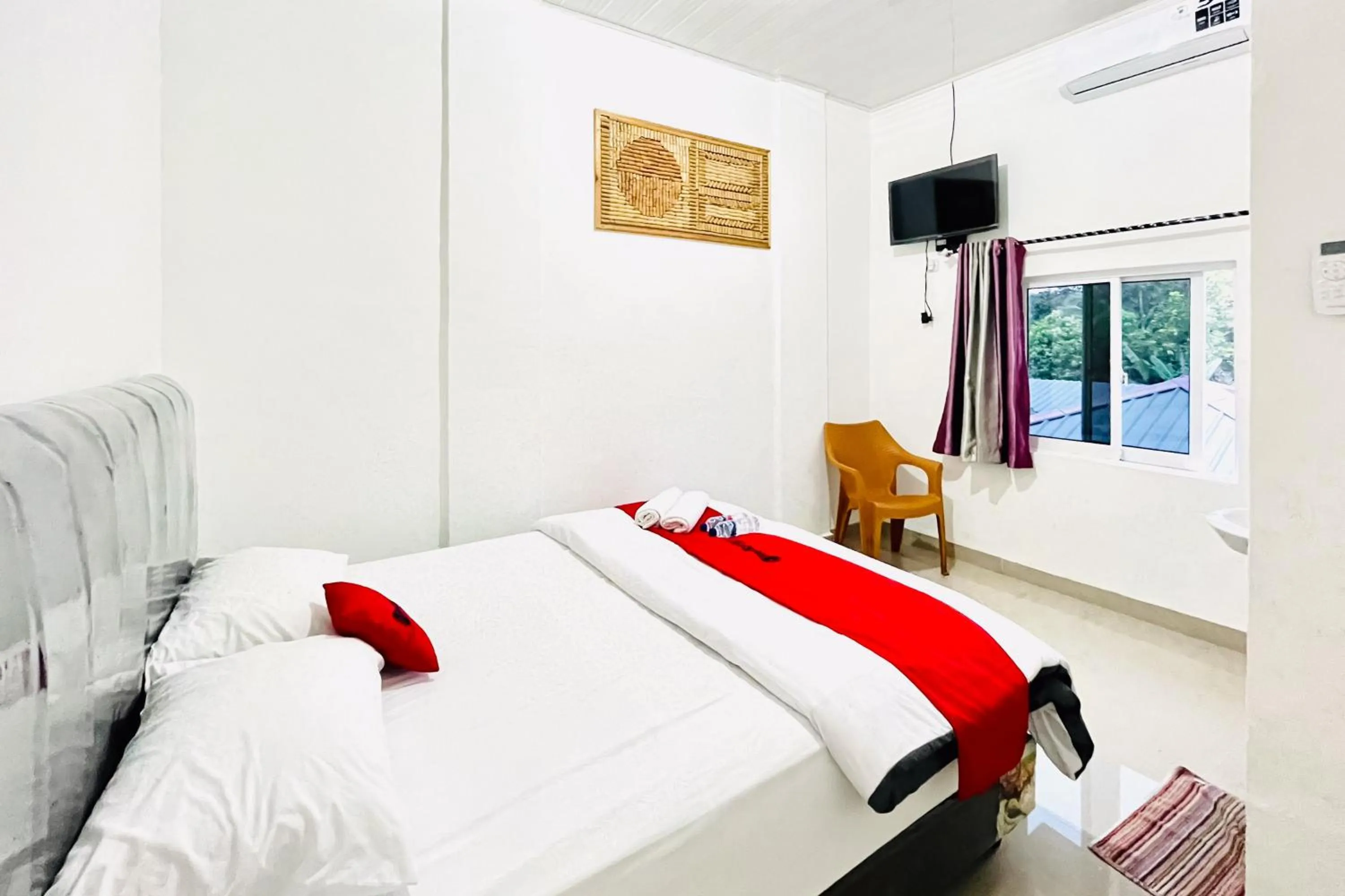 Bedroom, Bed in RedDoorz at Orien Guesthouse Pematang Siantar