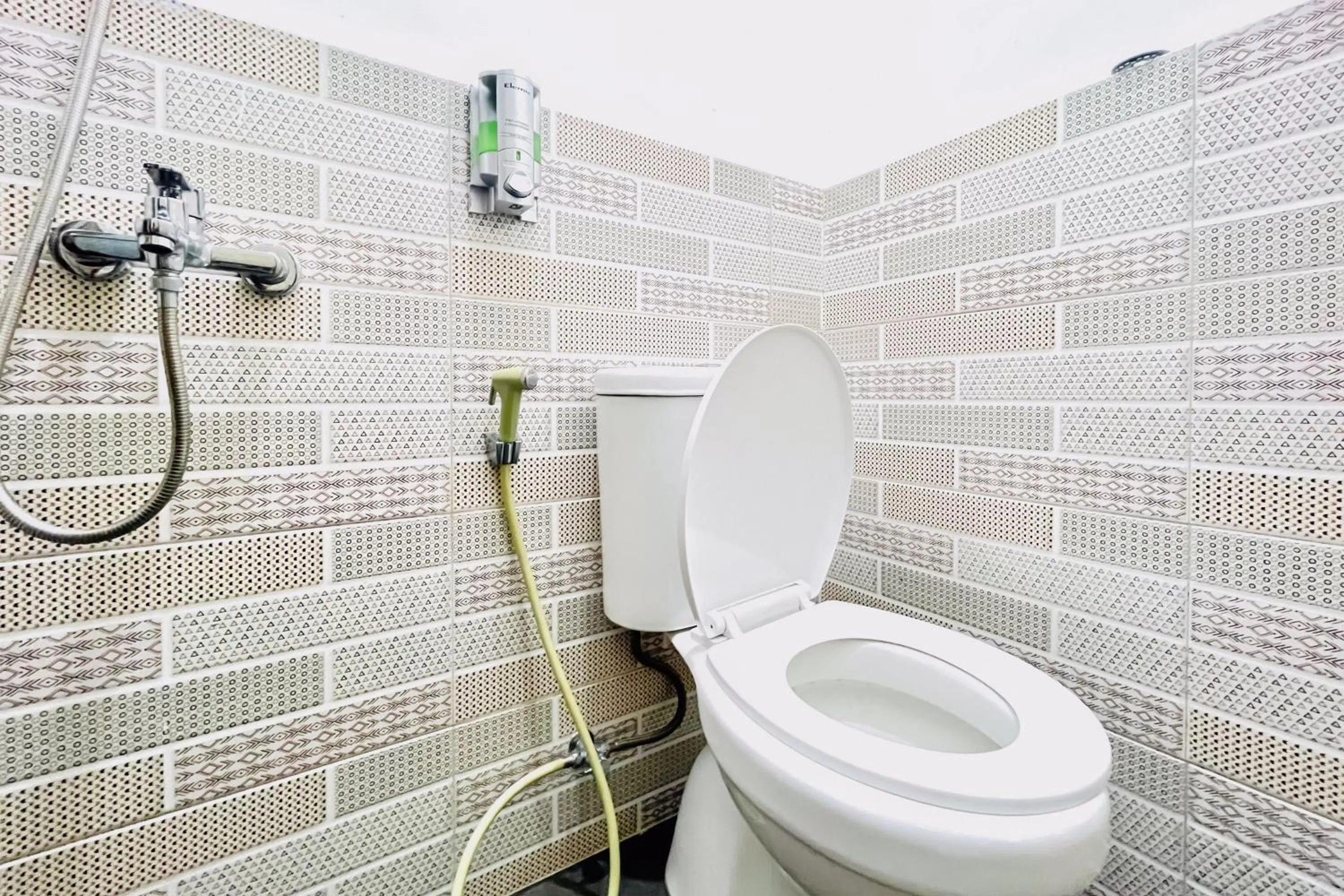 Bathroom in RedDoorz at Orien Guesthouse Pematang Siantar