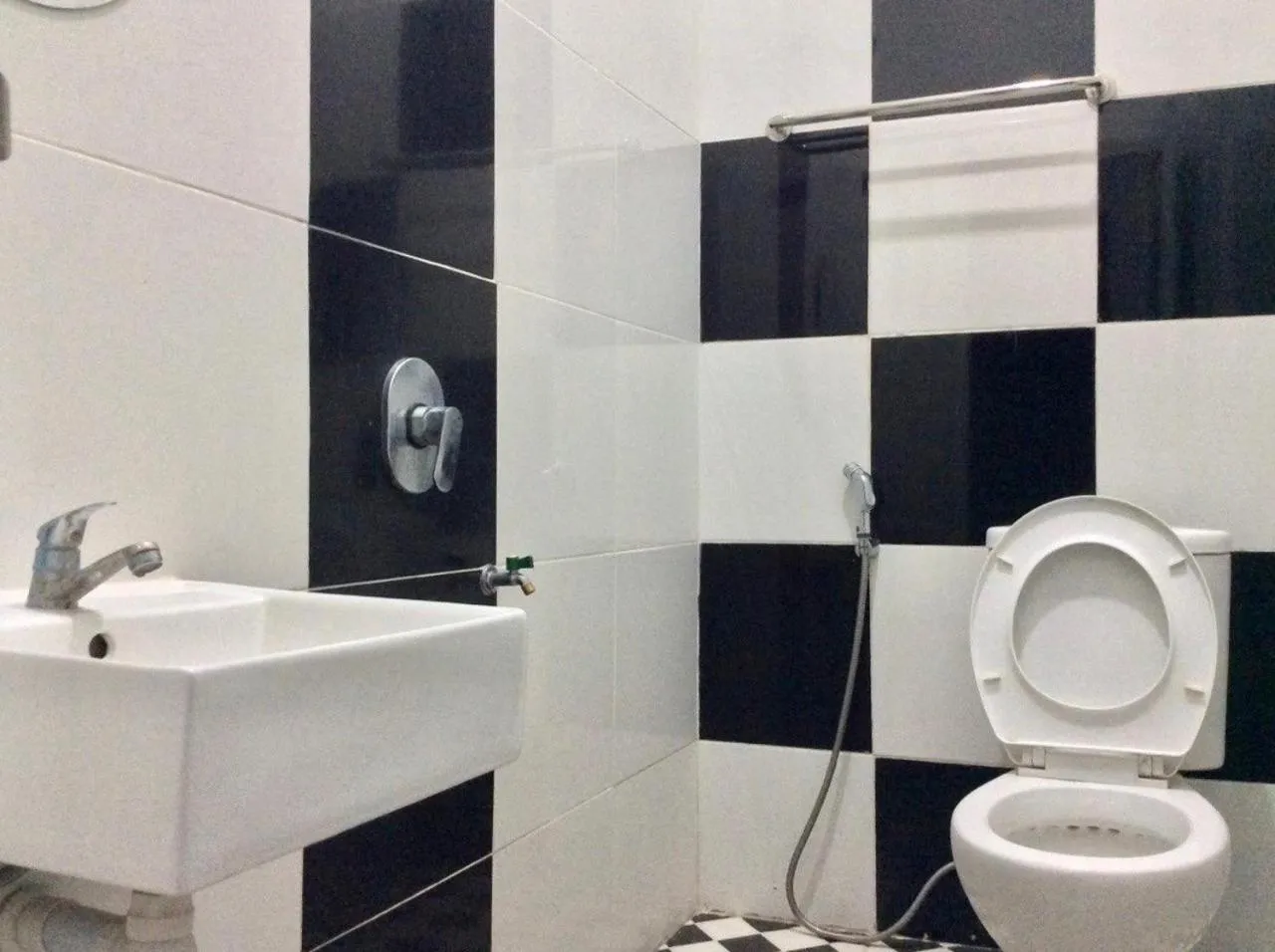 Bathroom in Reddoorz Syariah near Sleman city hall 4