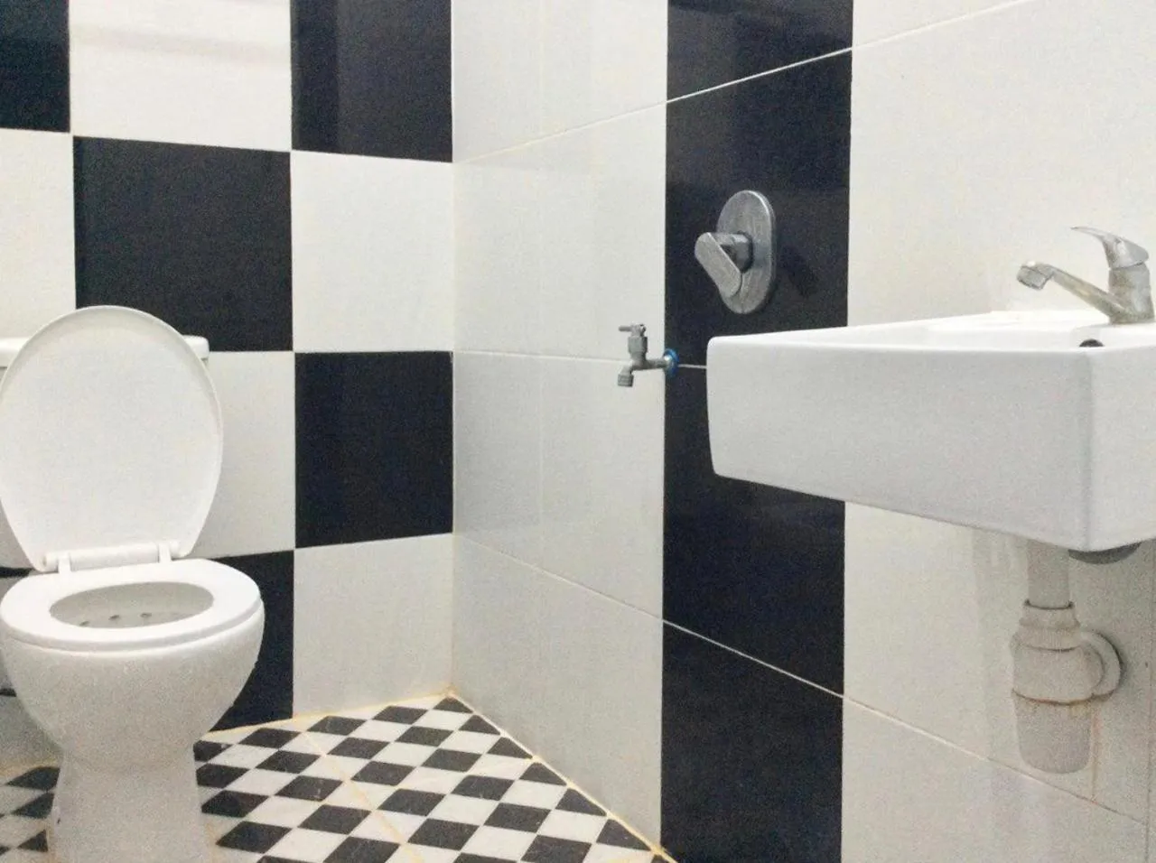 Bathroom in Reddoorz Syariah near Sleman city hall 4