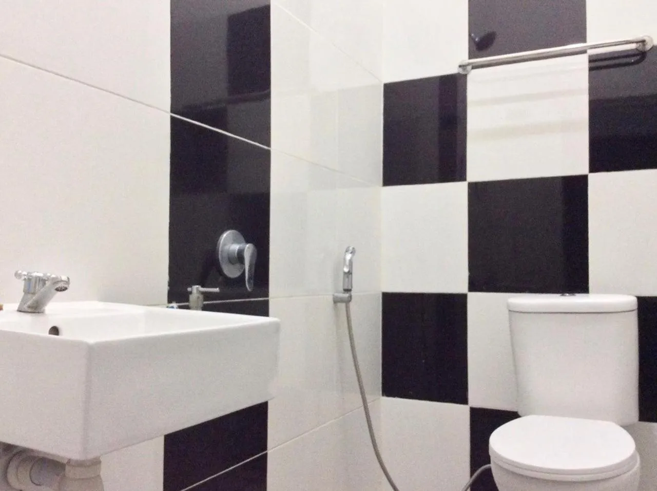 Bathroom in Reddoorz Syariah near Sleman city hall 4