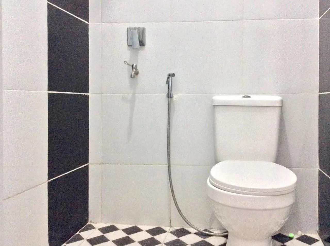 Bathroom in Reddoorz Syariah near Sleman city hall 4