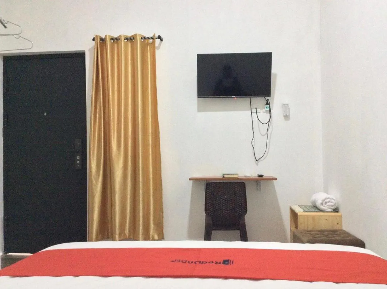 TV and multimedia, Bed in Reddoorz Syariah near Sleman city hall 4