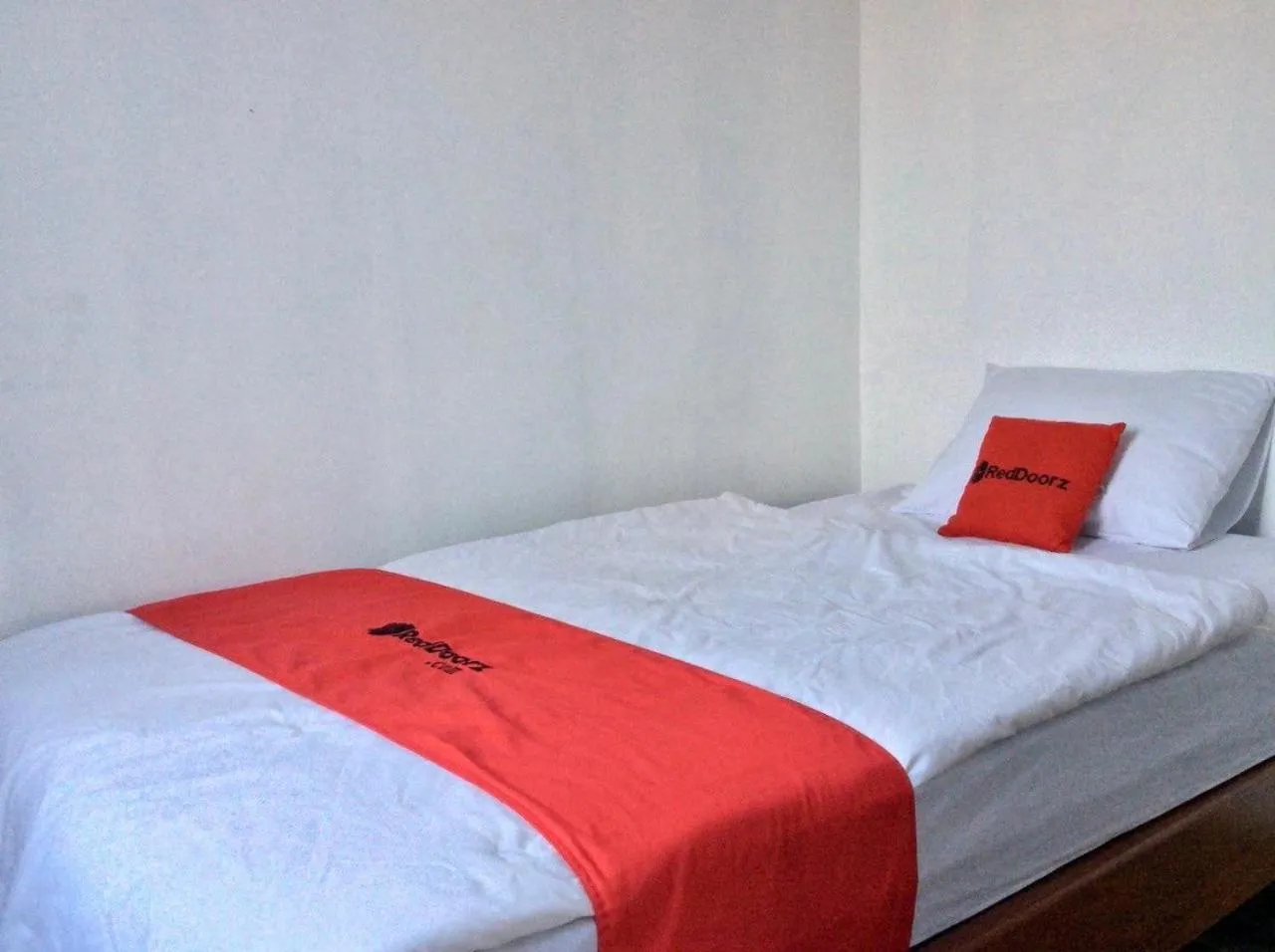 Bedroom, Bed in Reddoorz Syariah near Sleman city hall 4