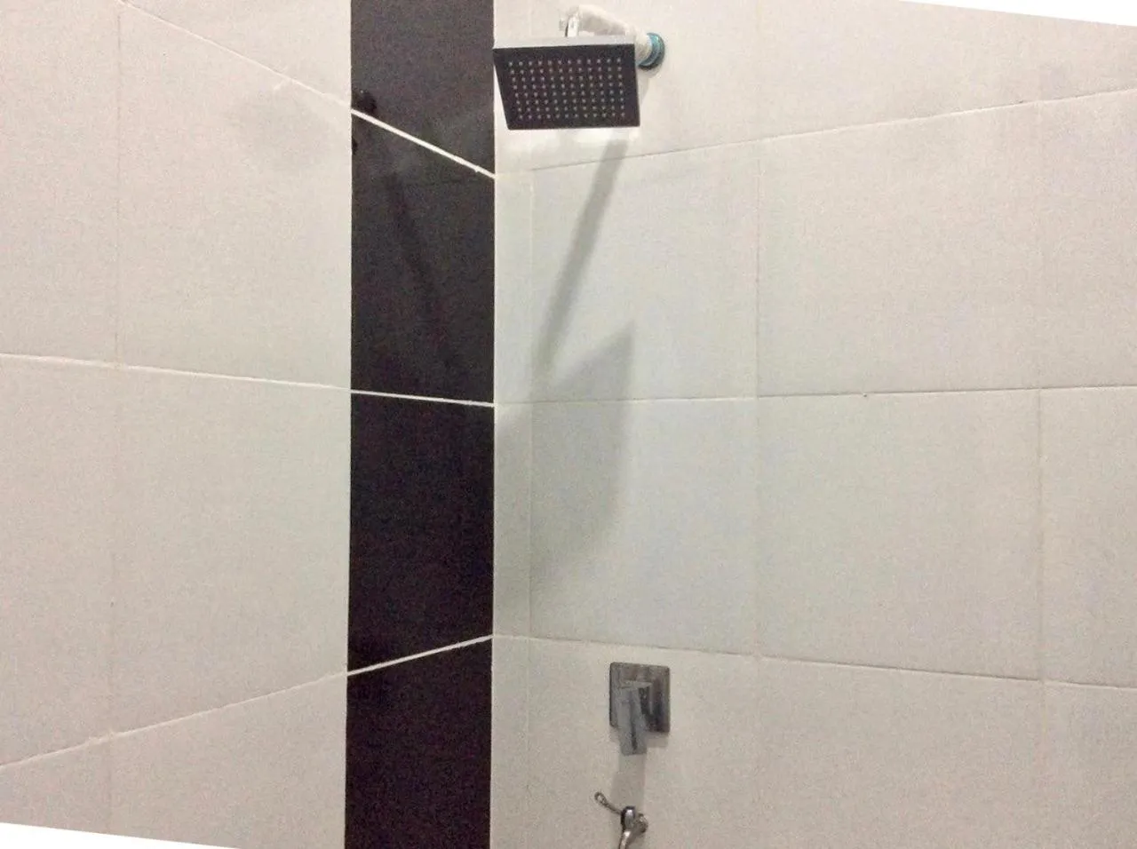 Bathroom in Reddoorz Syariah near Sleman city hall 4