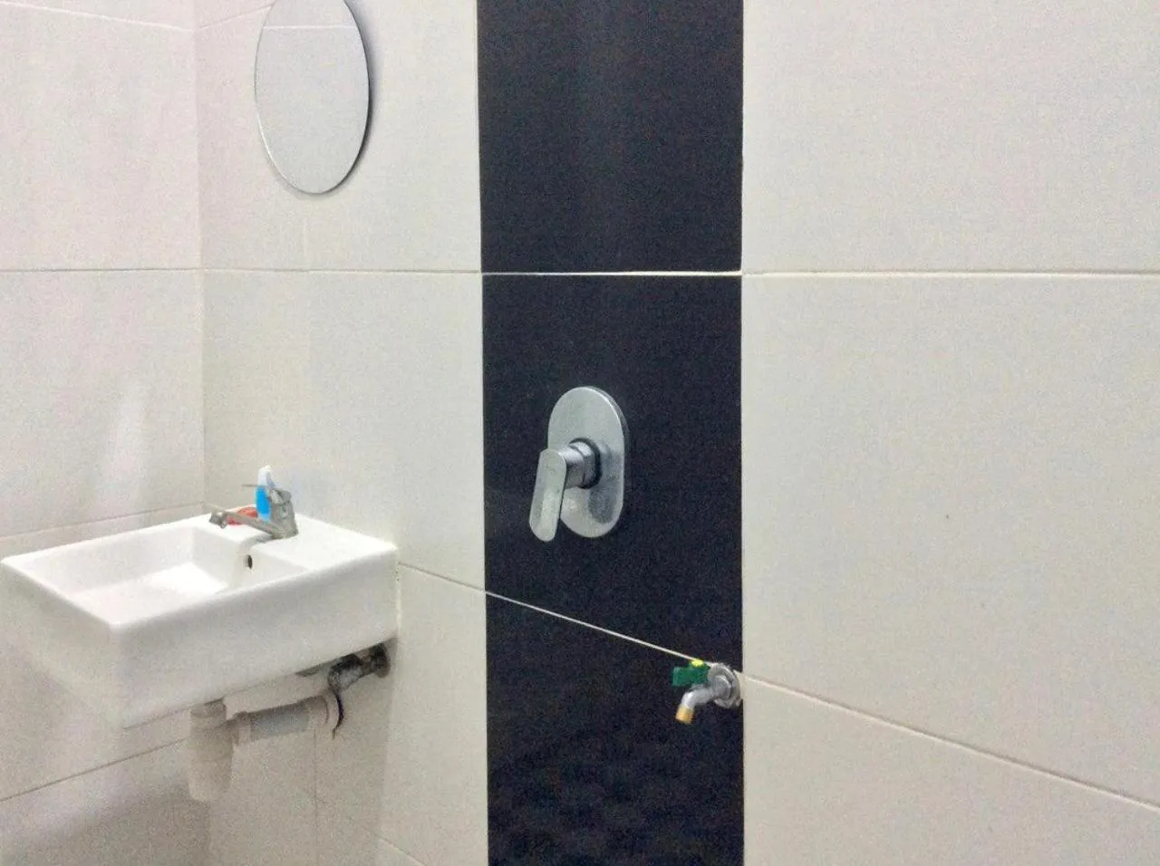 Bathroom in Reddoorz Syariah near Sleman city hall 4