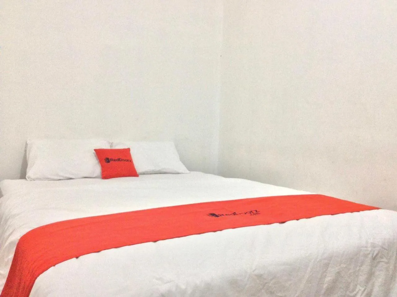 Bedroom, Bed in Reddoorz Syariah near Sleman city hall 4