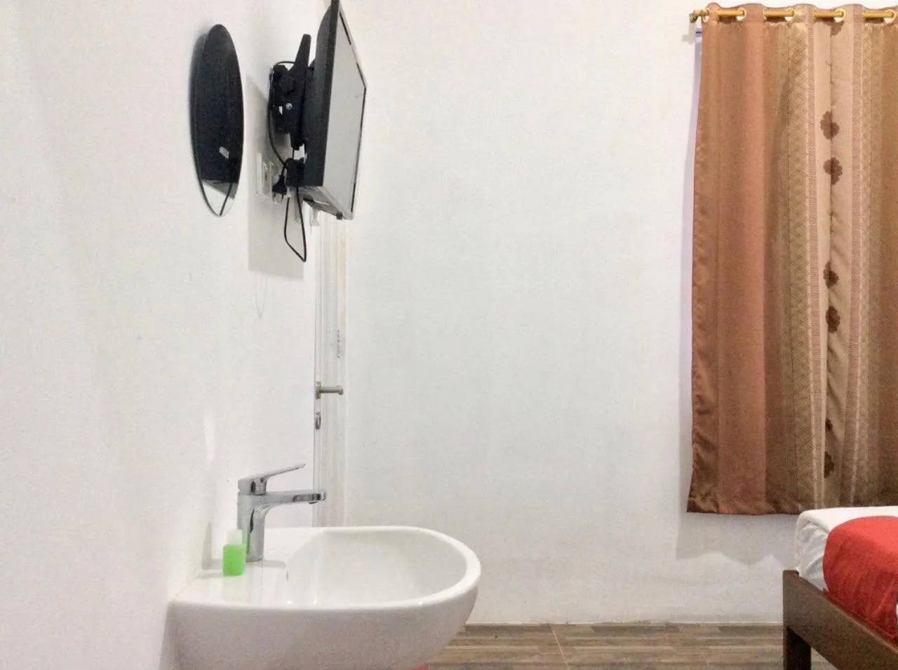 Bathroom in Reddoorz Syariah near Sleman city hall 4