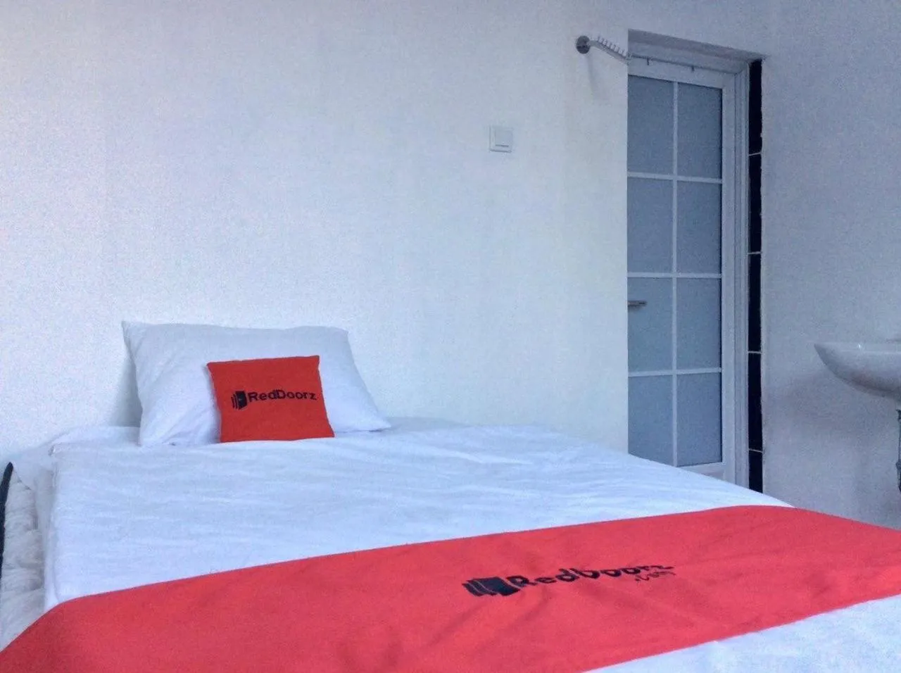 Bedroom, Bed in Reddoorz Syariah near Sleman city hall 4