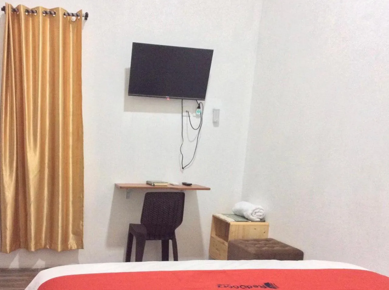 TV and multimedia, Bed in Reddoorz Syariah near Sleman city hall 4