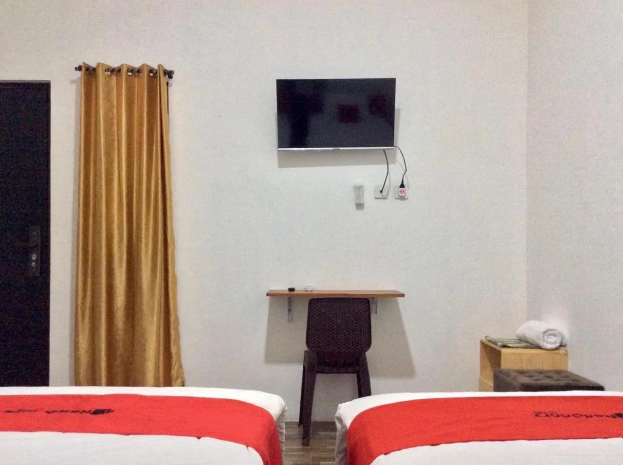 Bedroom, Bed in Reddoorz Syariah near Sleman city hall 4