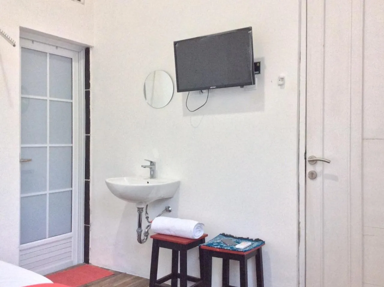 TV and multimedia in Reddoorz Syariah near Sleman city hall 4