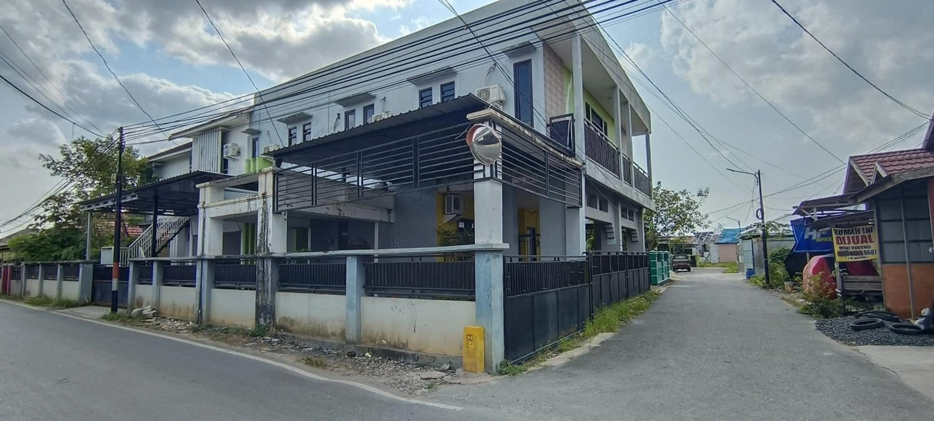 Facade/entrance in Hotel O Losmen Arkansas Syariah