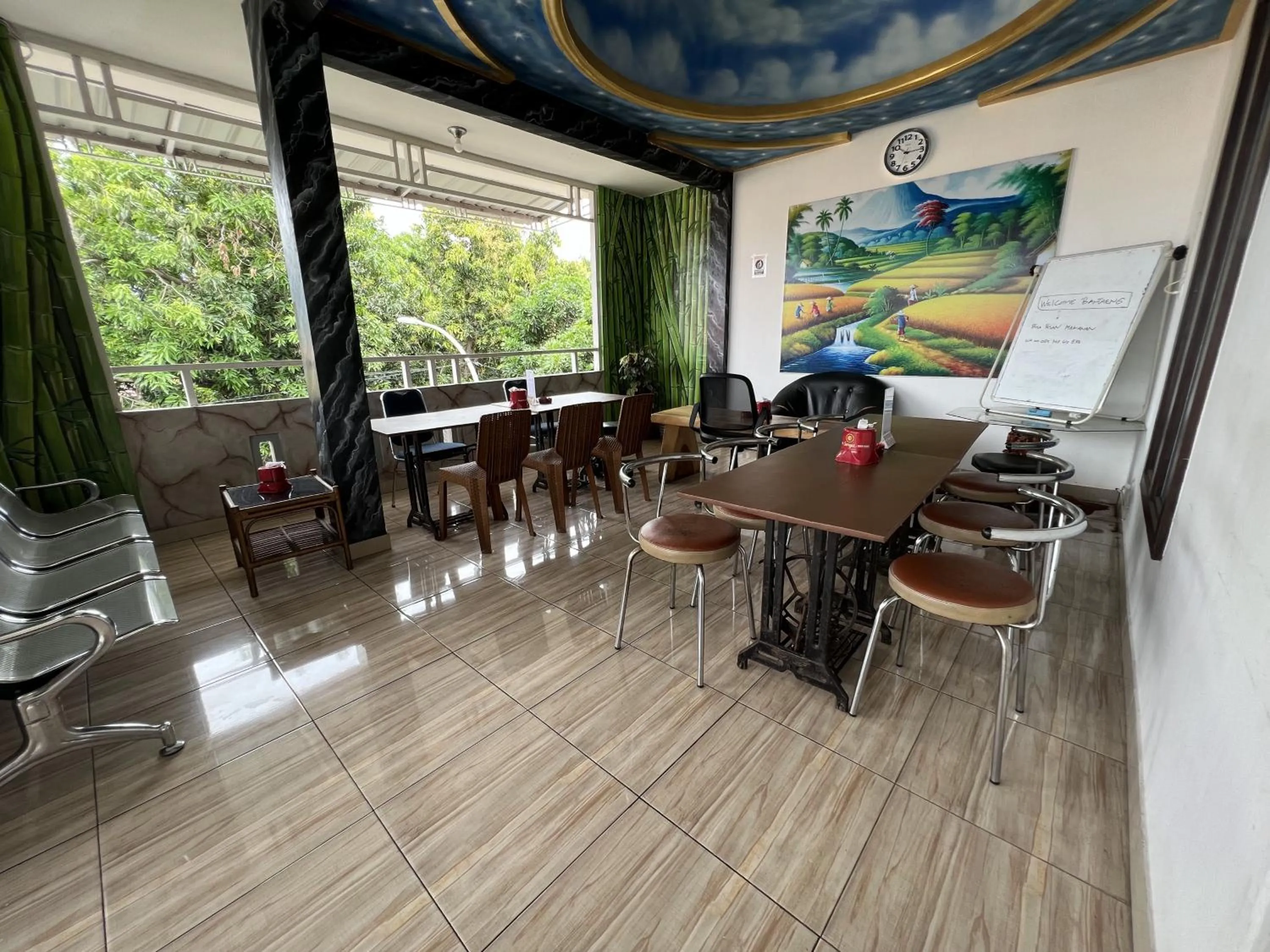 Lobby or reception in Hotel O Batodupi Guesthouse Syariah Near Buttu Kasambi