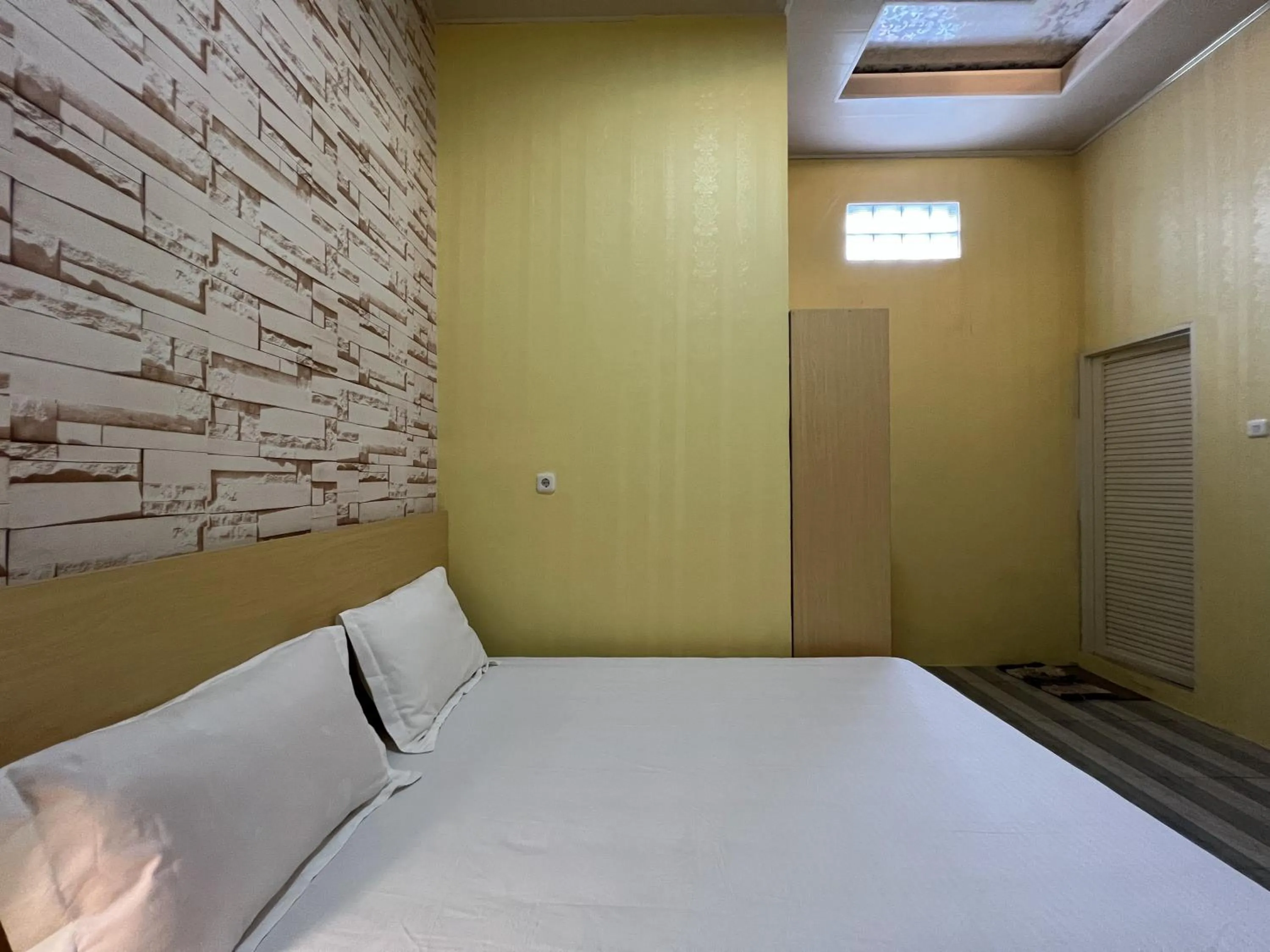 Bedroom, Bed in Hotel O Batodupi Guesthouse Syariah Near Buttu Kasambi