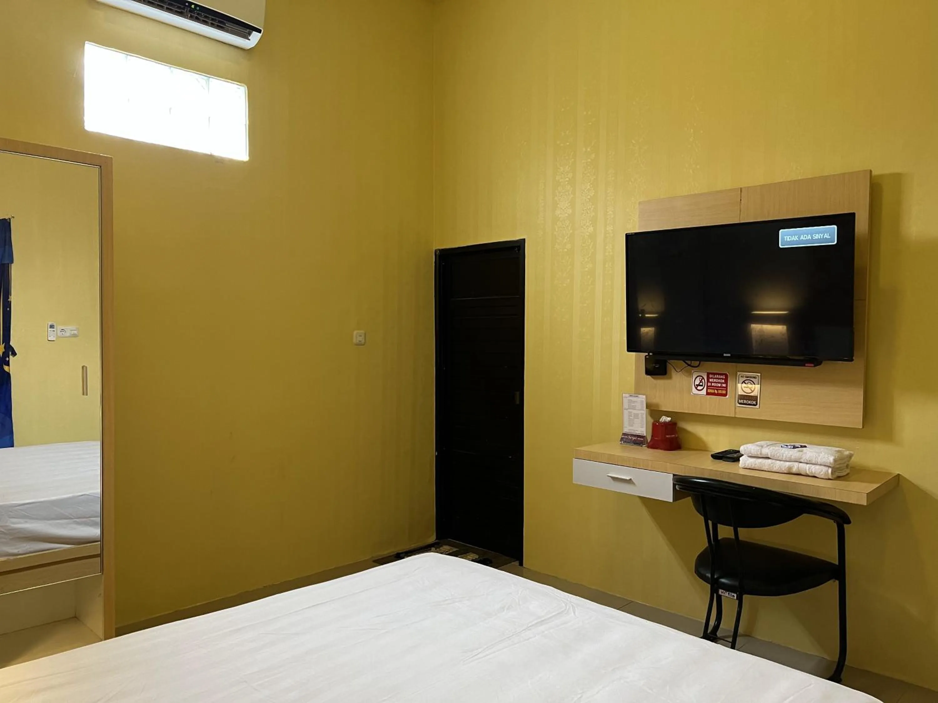 Bedroom, Bed in Hotel O Batodupi Guesthouse Syariah Near Buttu Kasambi