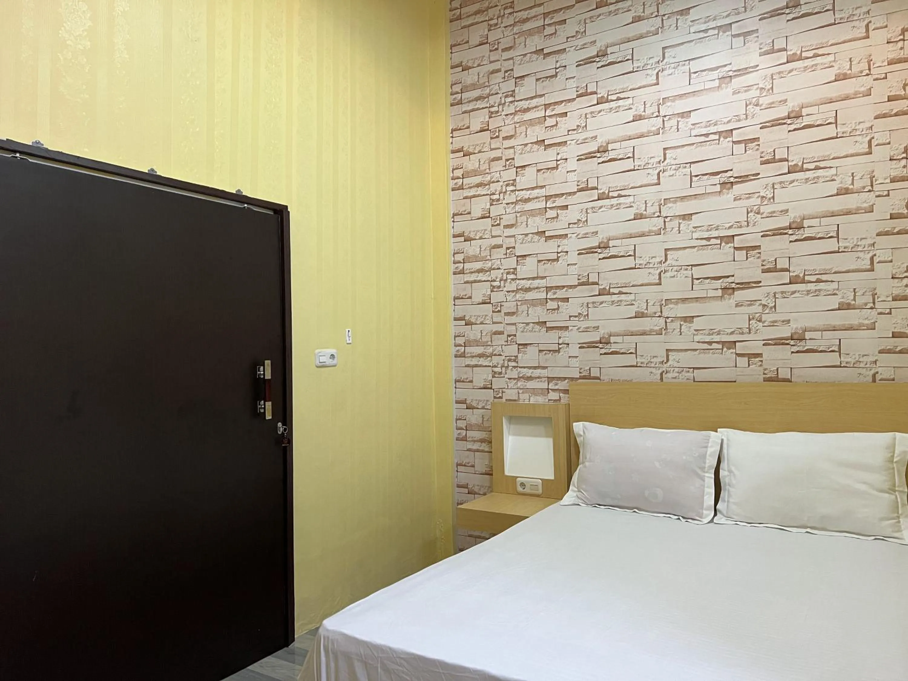 Bedroom, Bed in Hotel O Batodupi Guesthouse Syariah Near Buttu Kasambi