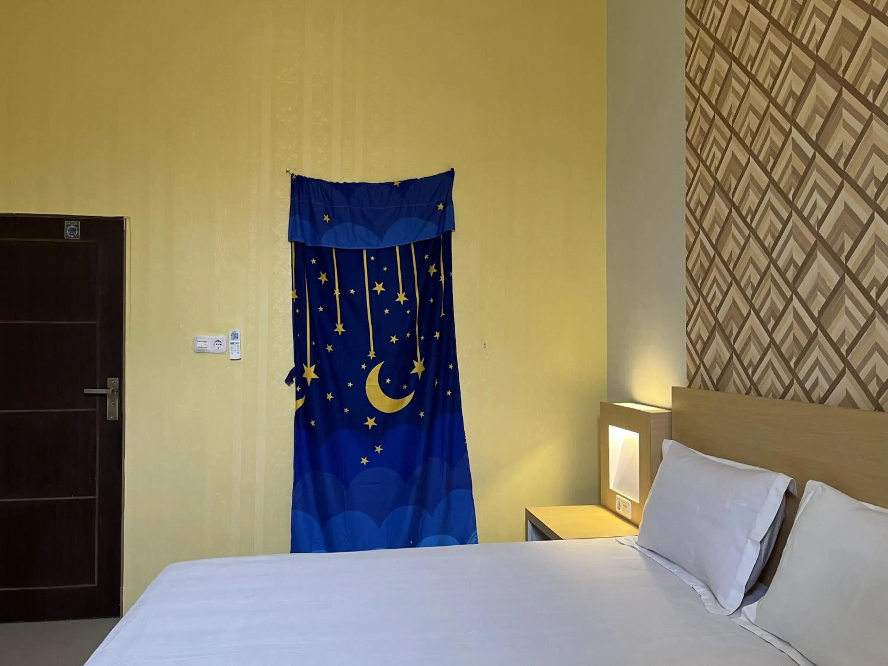 Standard Double Room in Hotel O Batodupi Guesthouse Syariah Near Buttu Kasambi Standard Double Room in Hotel O Batodupi Guesthouse Syariah Near Buttu Kasambi