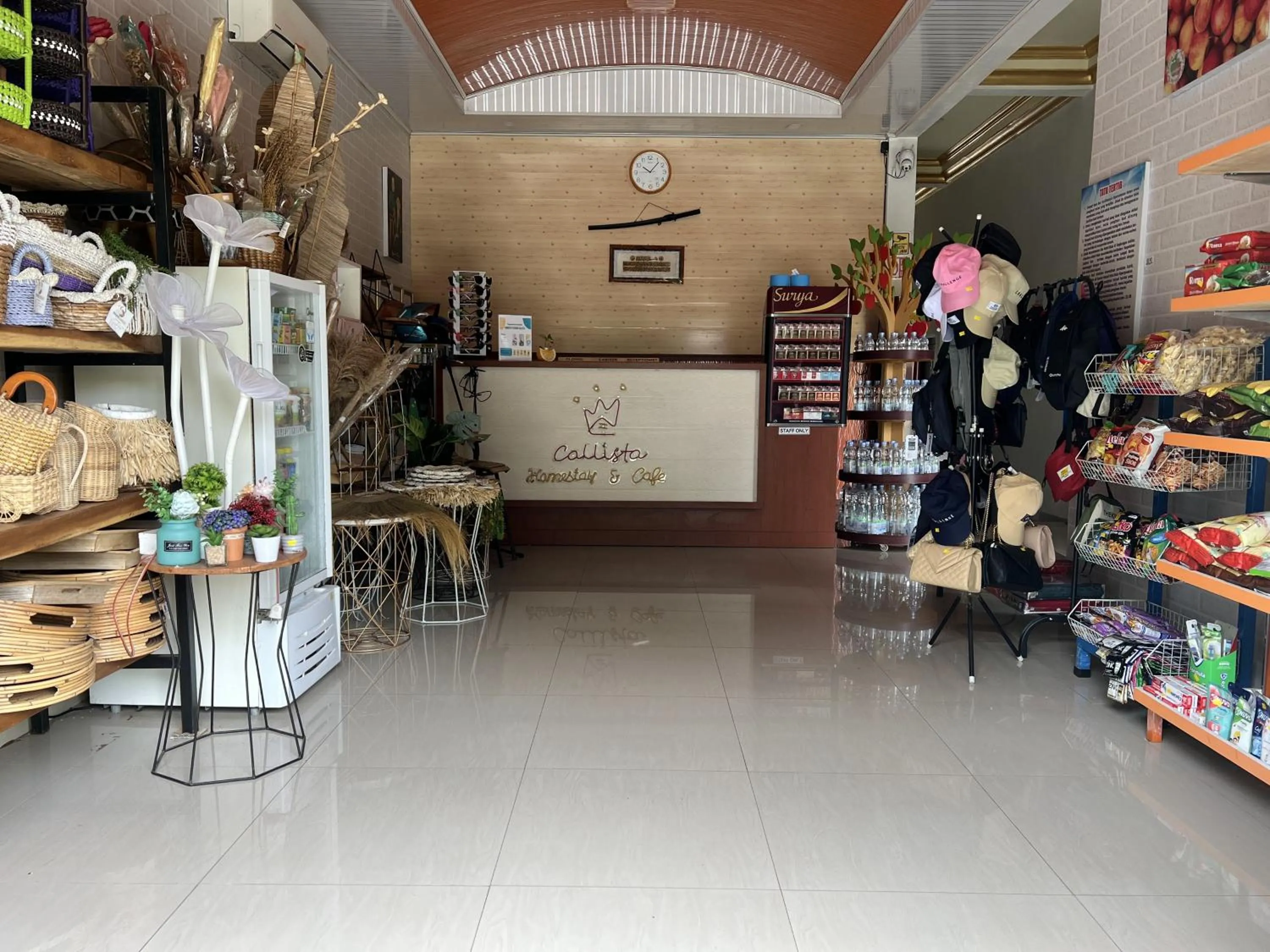 Lobby or reception in Hotel O Batodupi Guesthouse Syariah Near Buttu Kasambi