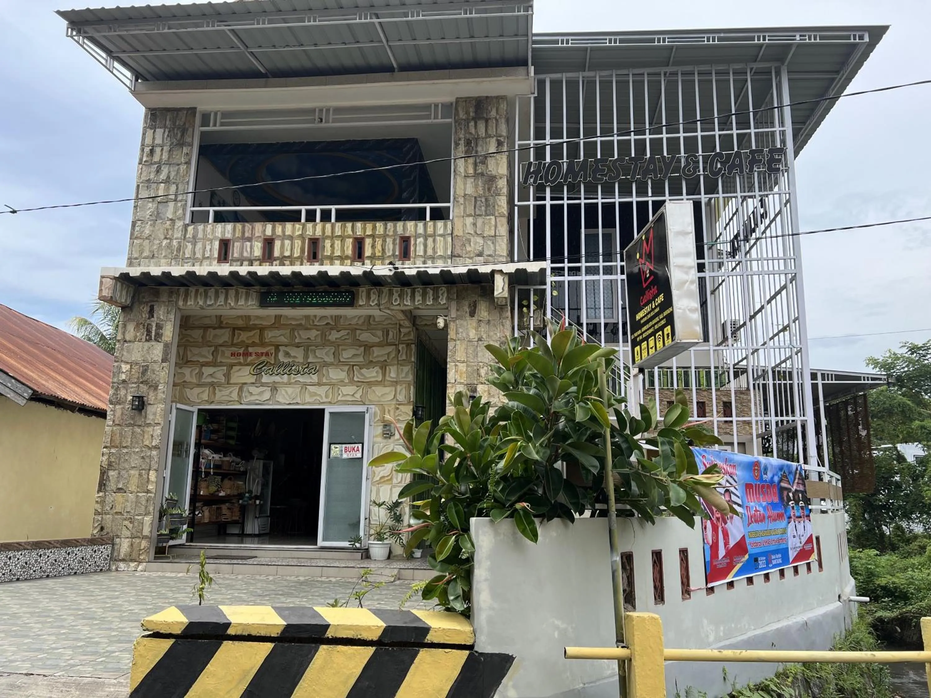 Facade/entrance in Hotel O Batodupi Guesthouse Syariah Near Buttu Kasambi